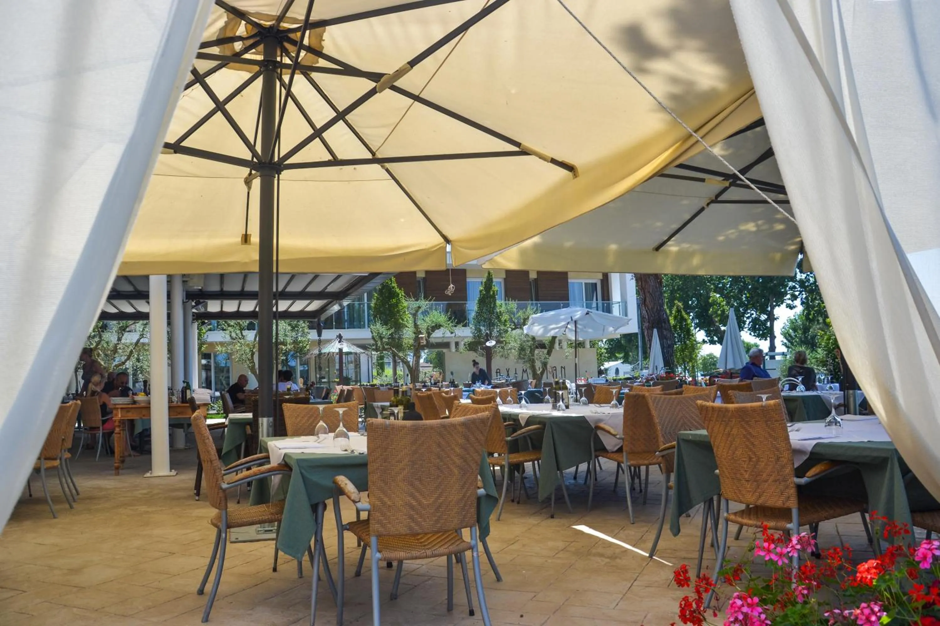 Restaurant/places to eat in Hotel Maximilian