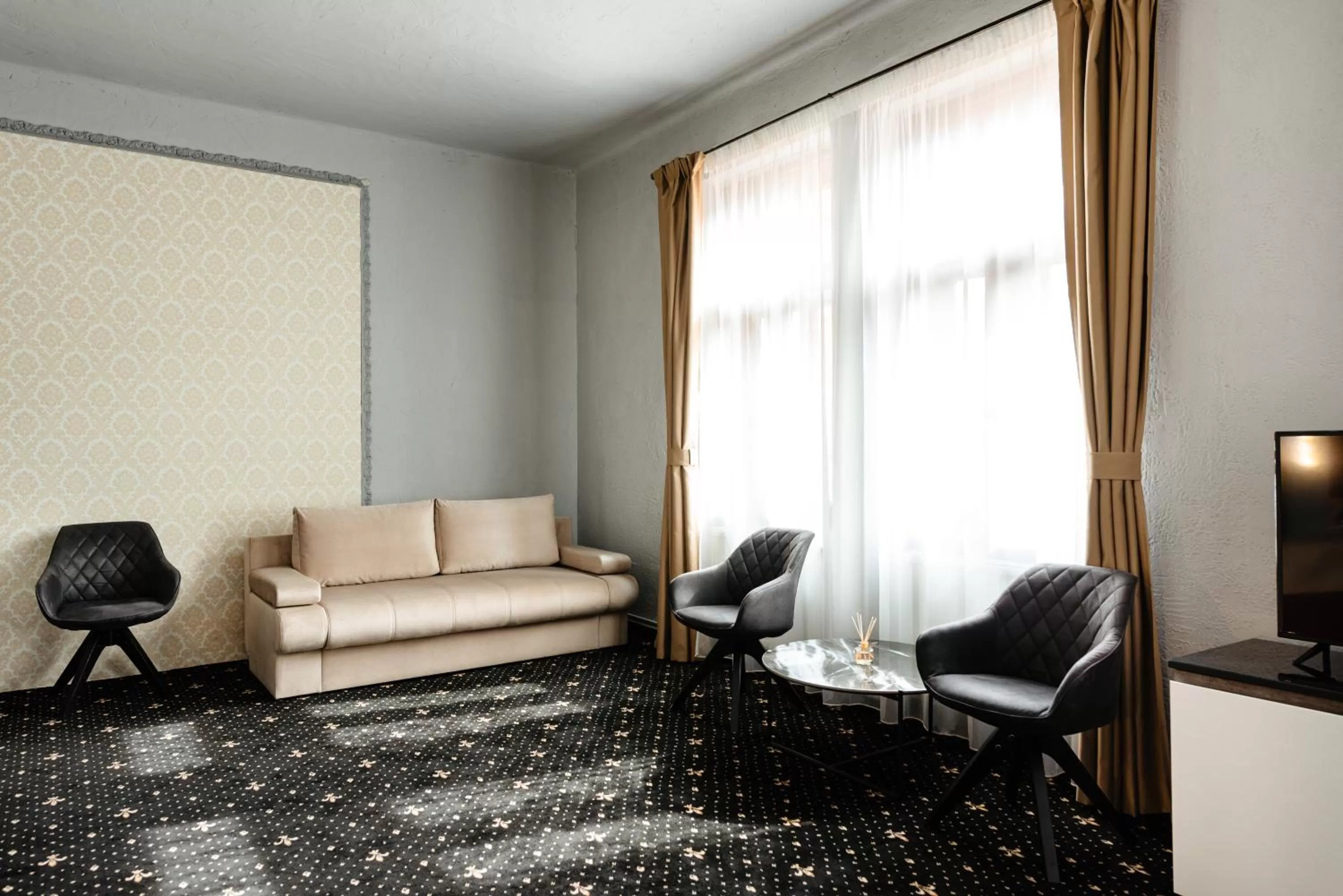 Seating area in Palace Bulevard Inn