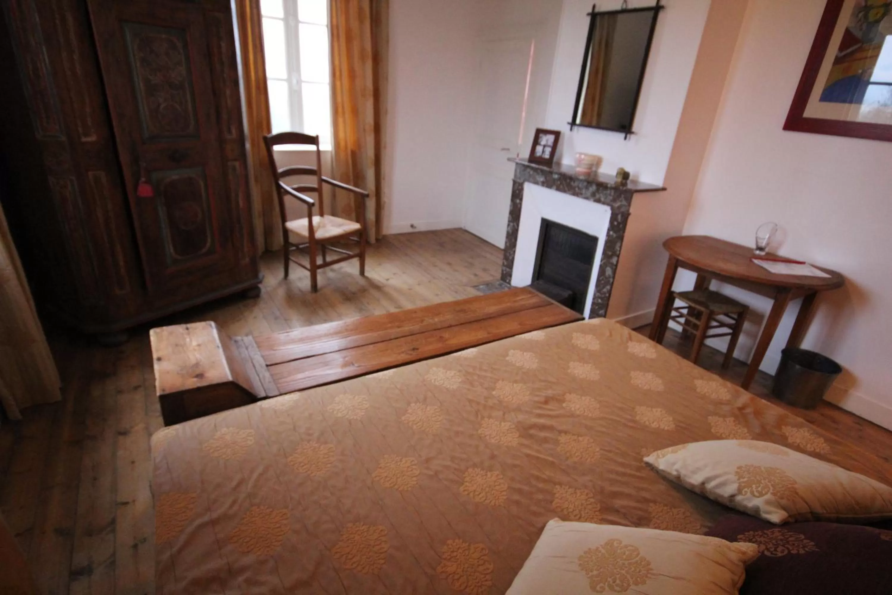 Bed in Le Pommenial de la Hérissonnière