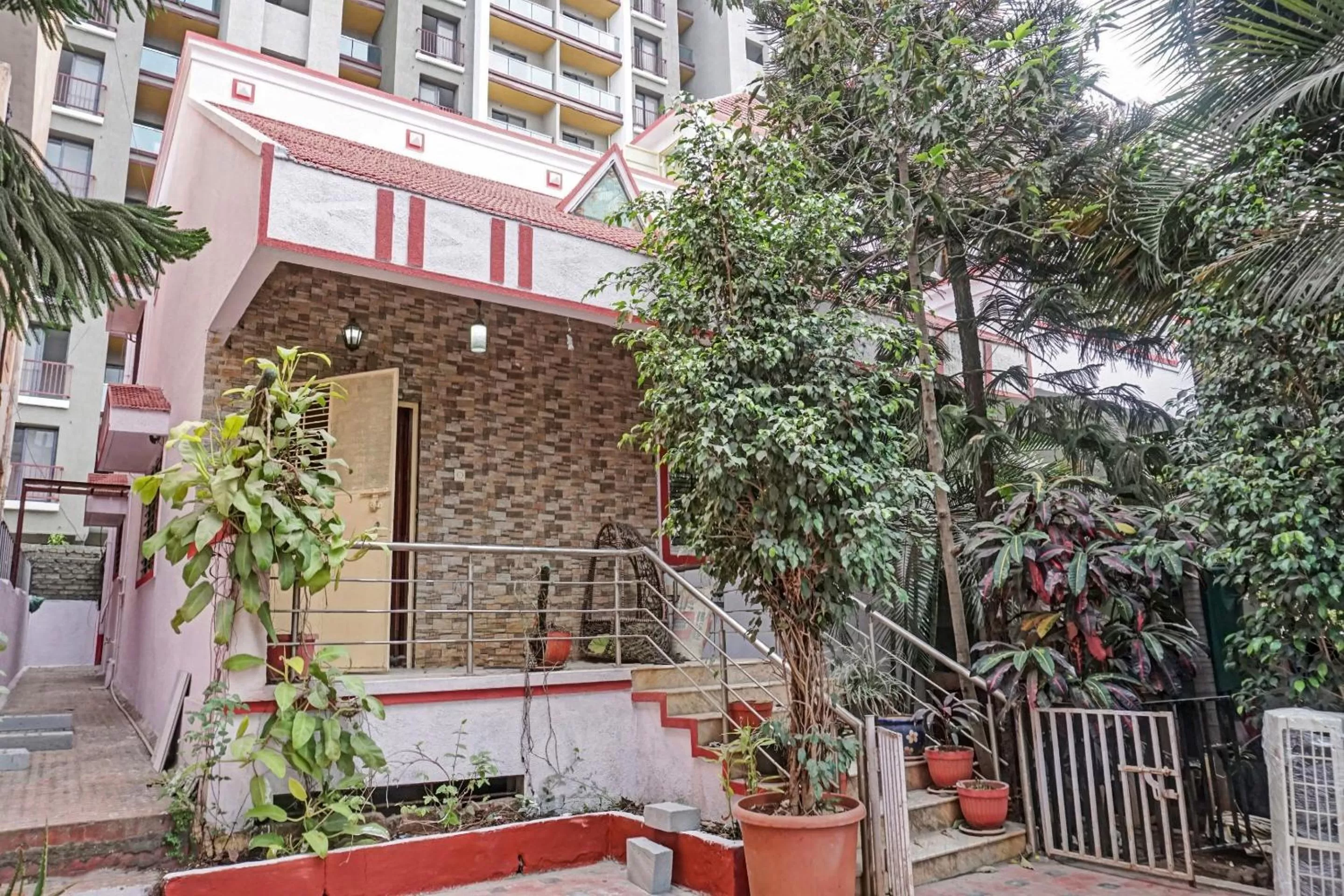 Facade/entrance in OYO Flagship 87488 Motel Excellency