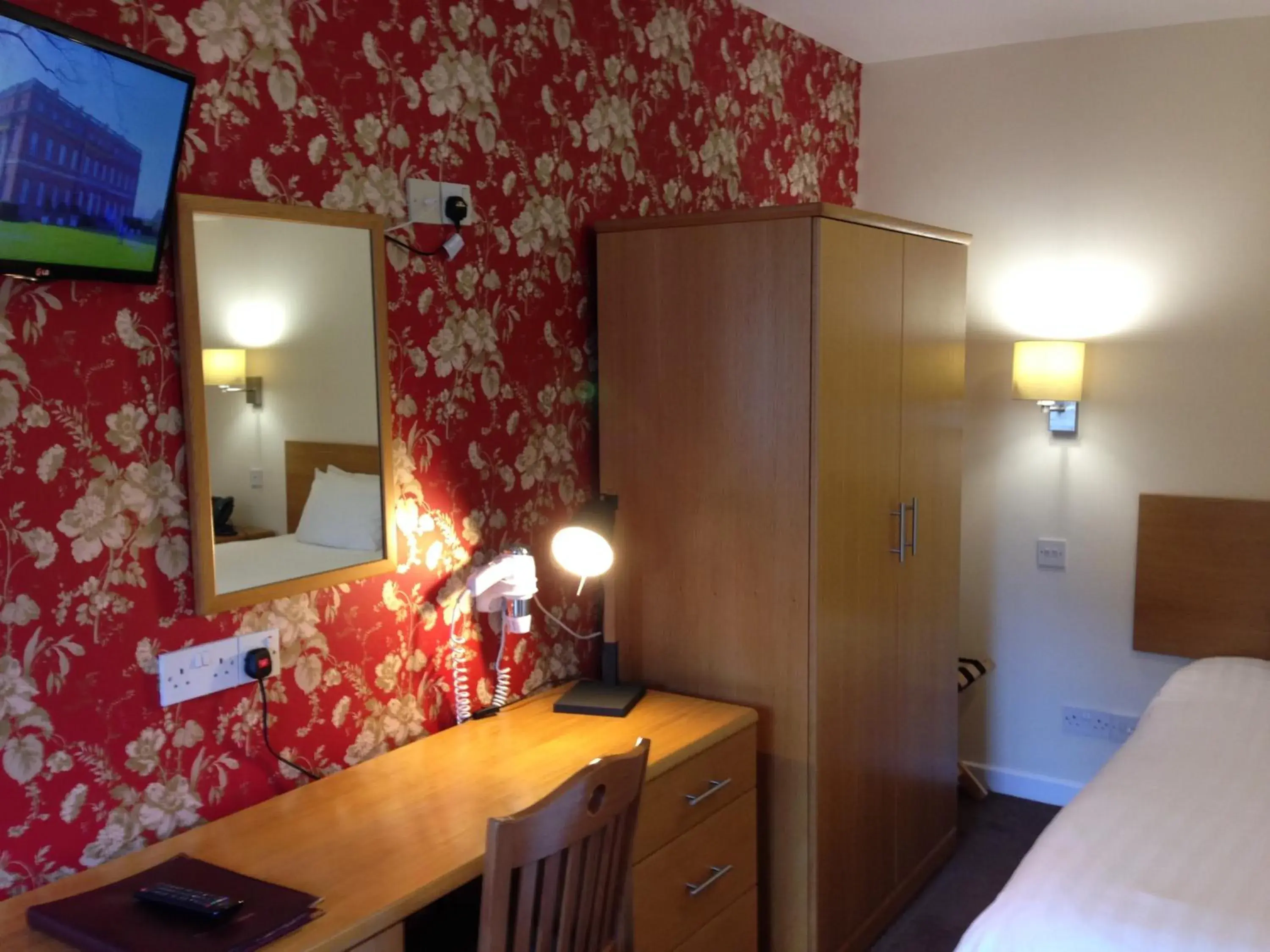 Twin Room in Ely House Hotel Twin Room in Ely House Hotel