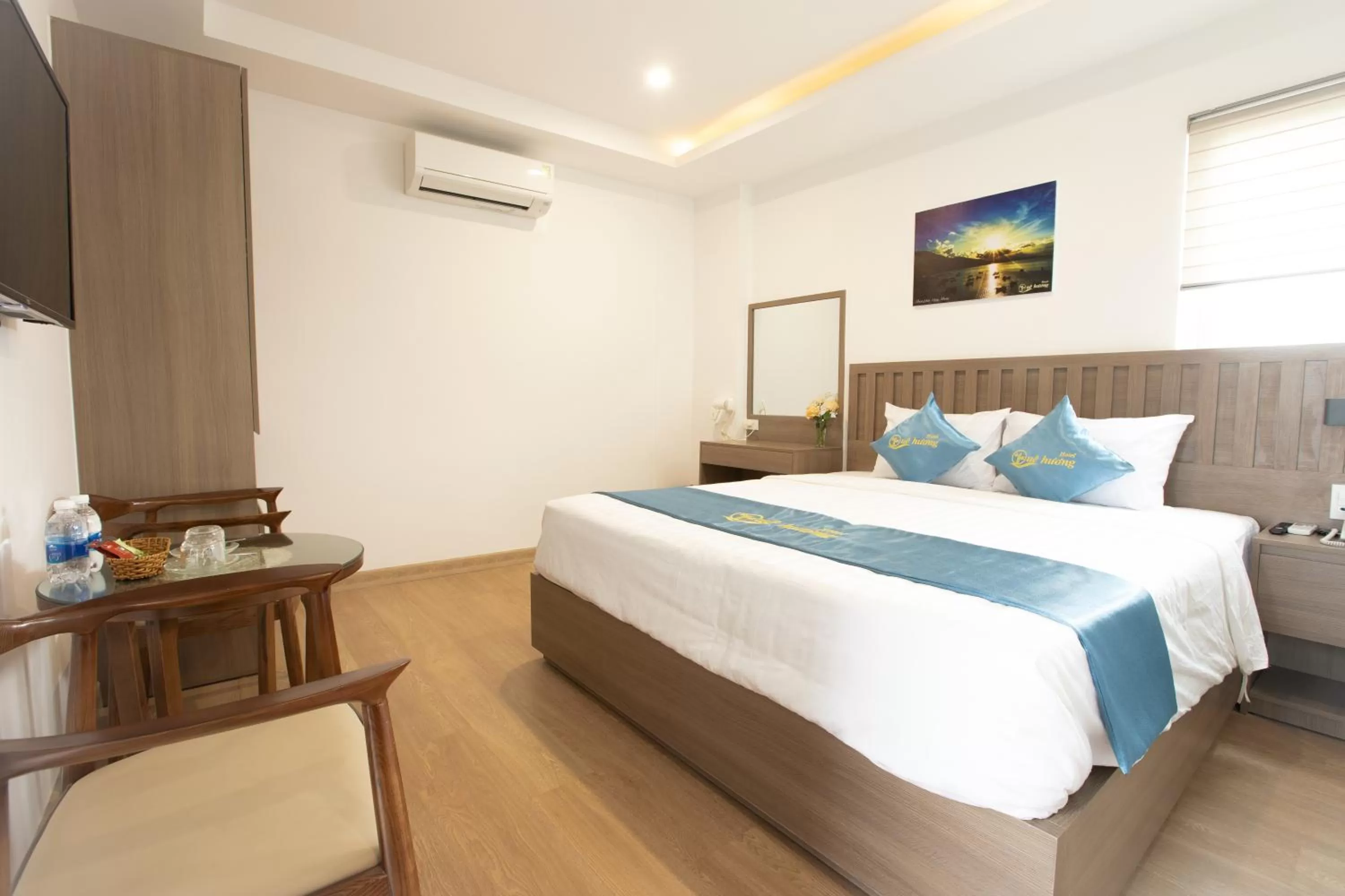 Property building, Bed in QUE HUONG HOTEL