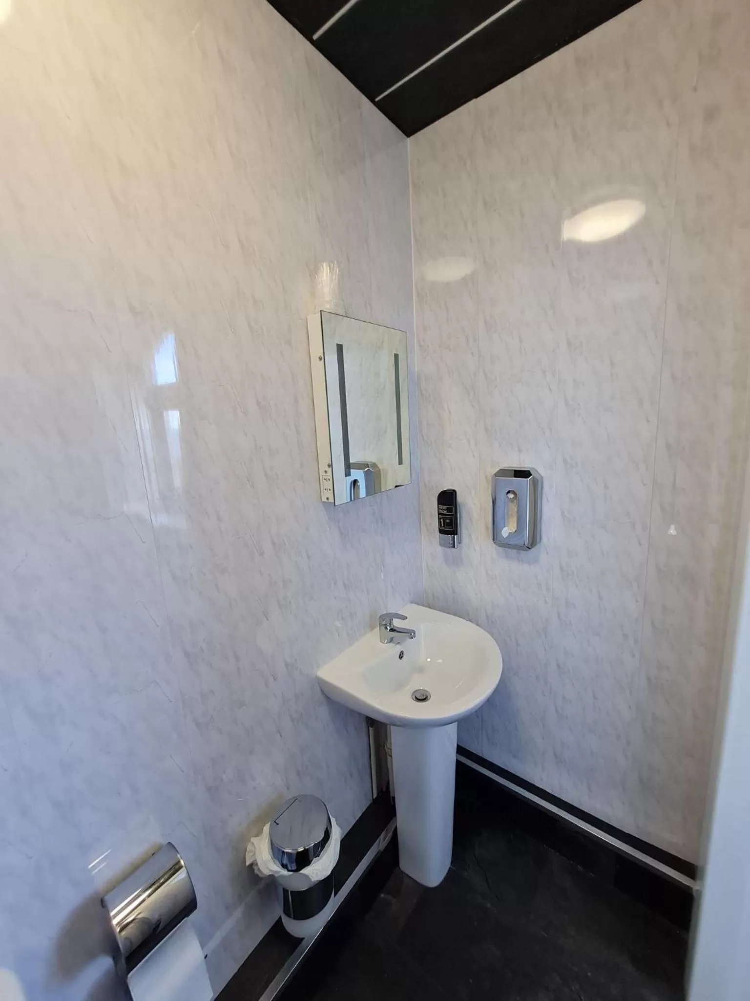 Bathroom in Queens Plaza Hotel