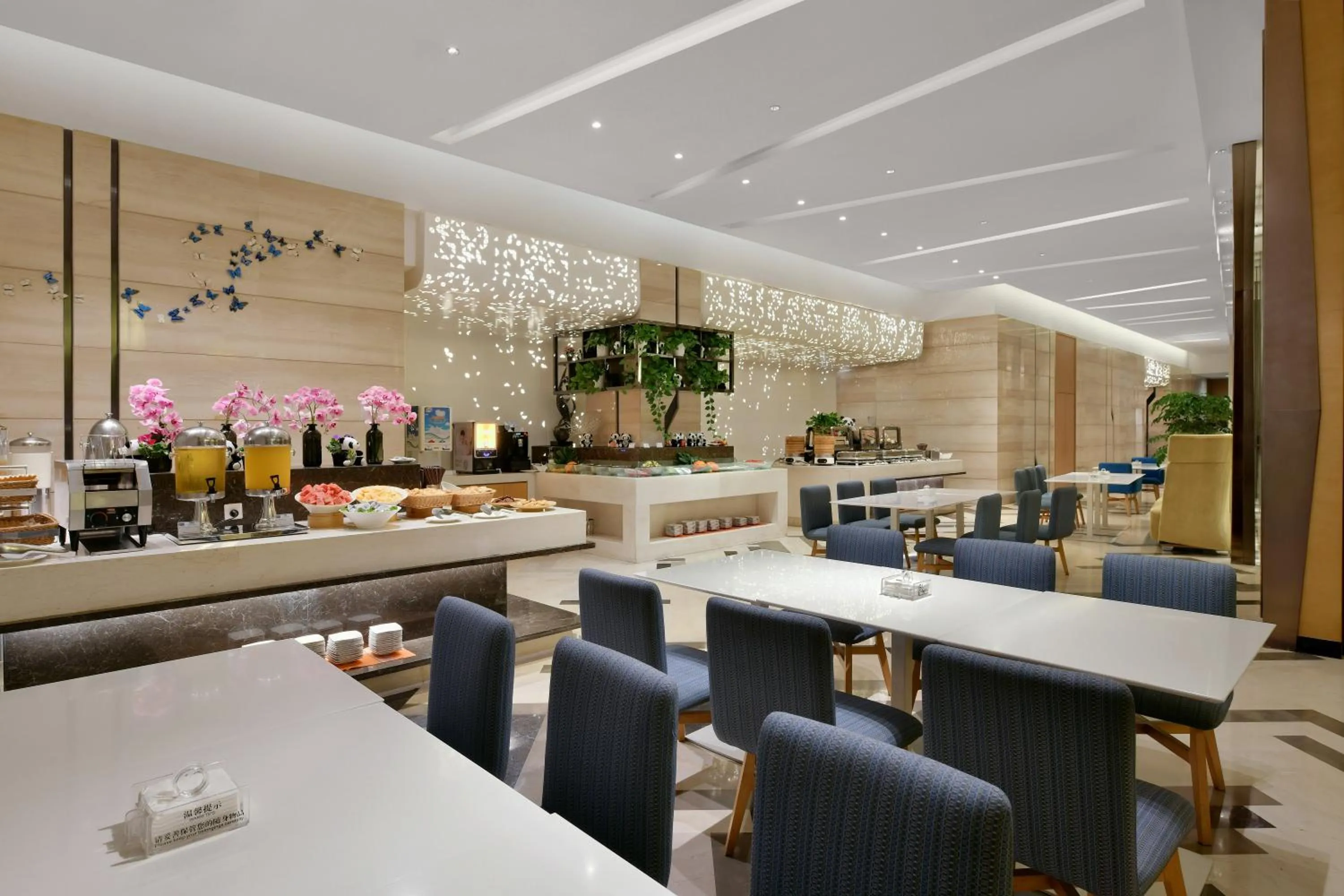 Restaurant/places to eat in Holiday Inn Express Chengdu Huanhuaxi by IHG-Near Jinsha Site Musem,Near Wuhou Temple Museum,Welcome drinks,Free gym,Free self-service laundry