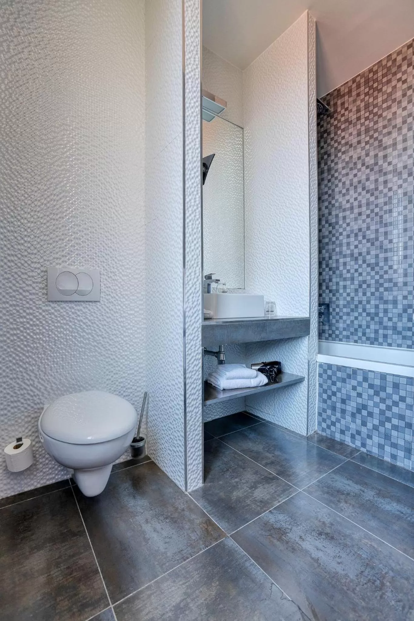 Bathroom in Nice Excelsior Centre ville by HappyCulture