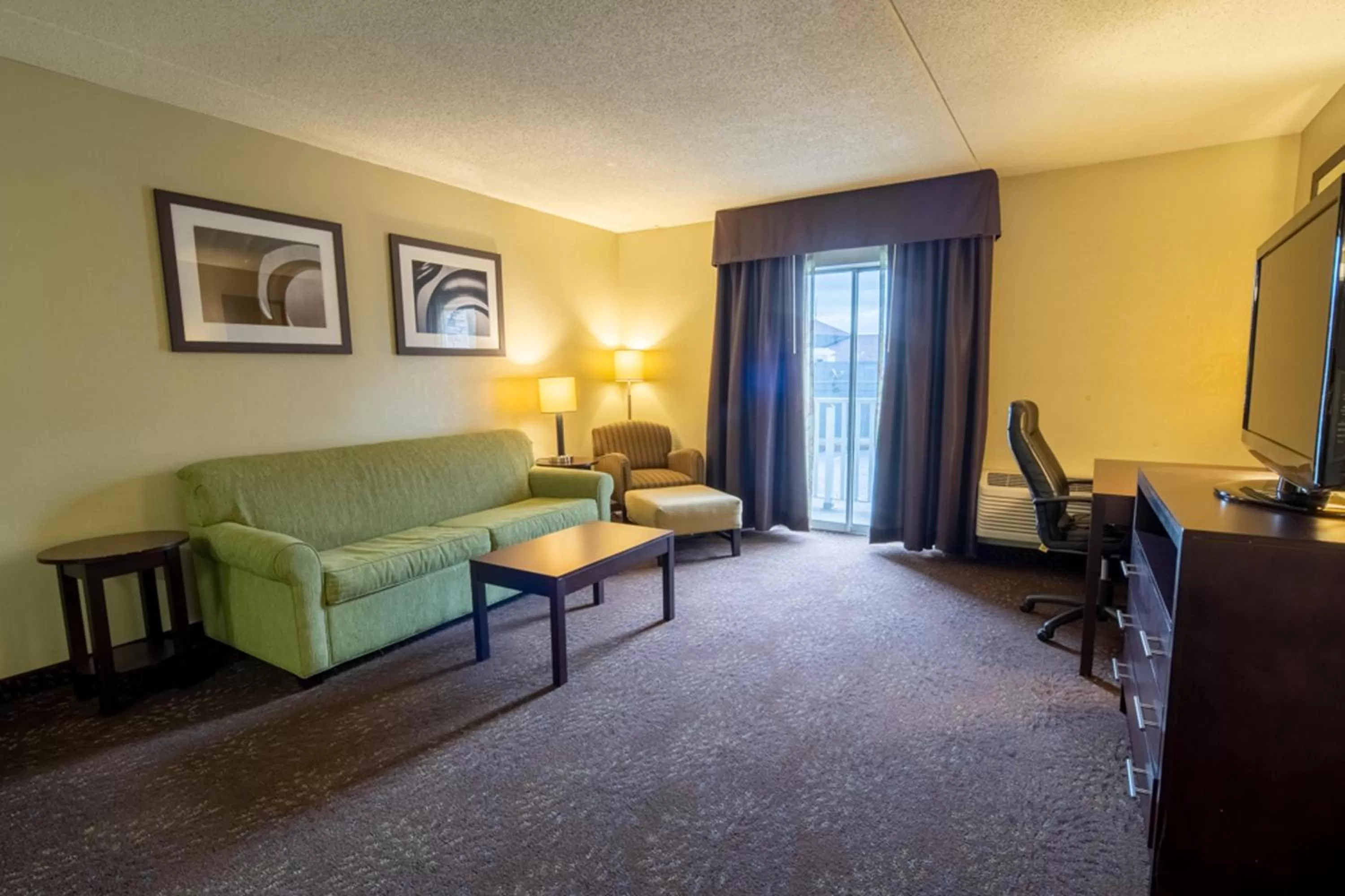 Photo of the whole room in Holiday Inn Express Hotel & Suites Pittsburgh Airport by IHG