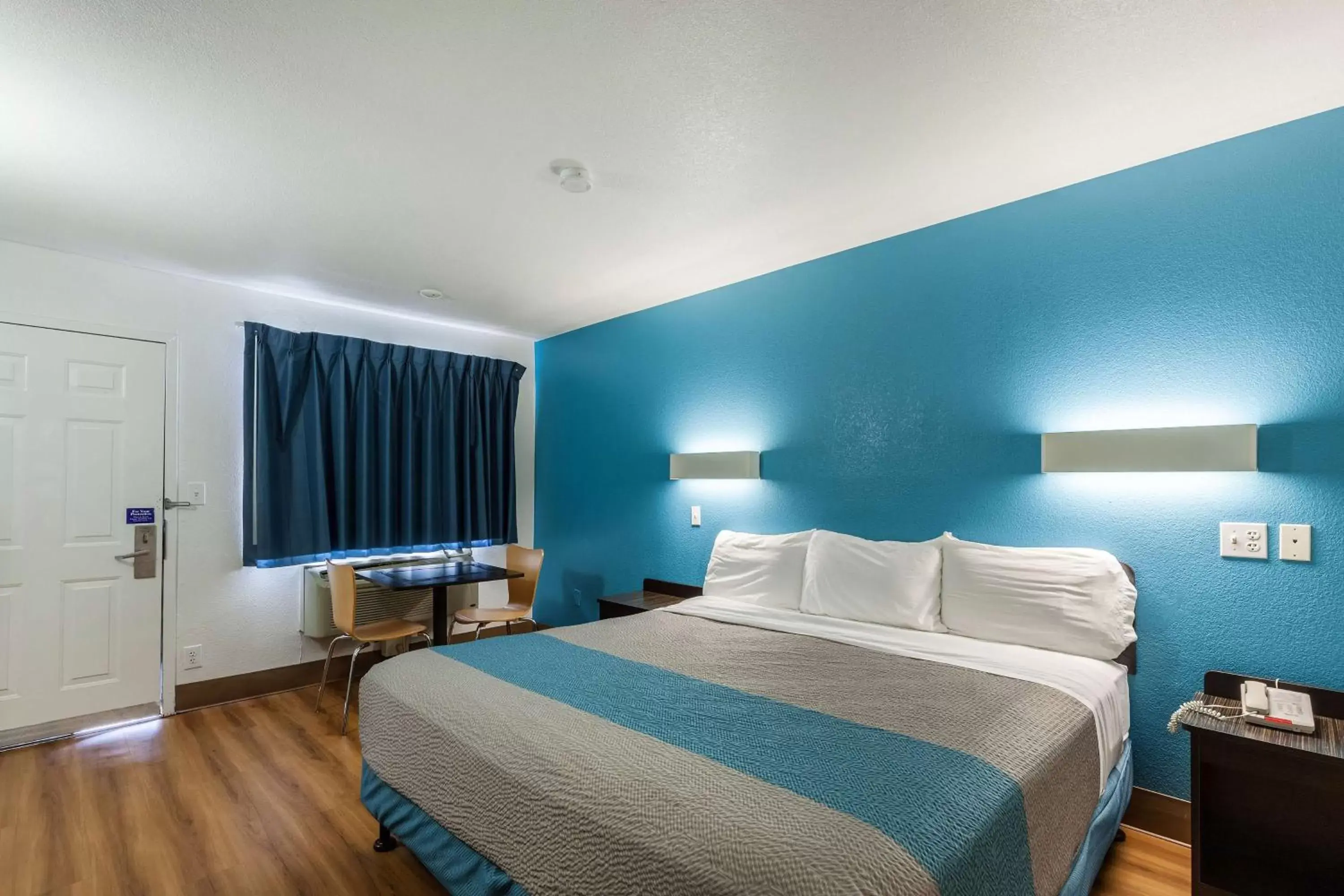 Deluxe King Room in Motel 6-Webster, TX - Houston - Nasa Lake Deluxe King Room in Motel 6-Webster, TX - Houston - Nasa Lake