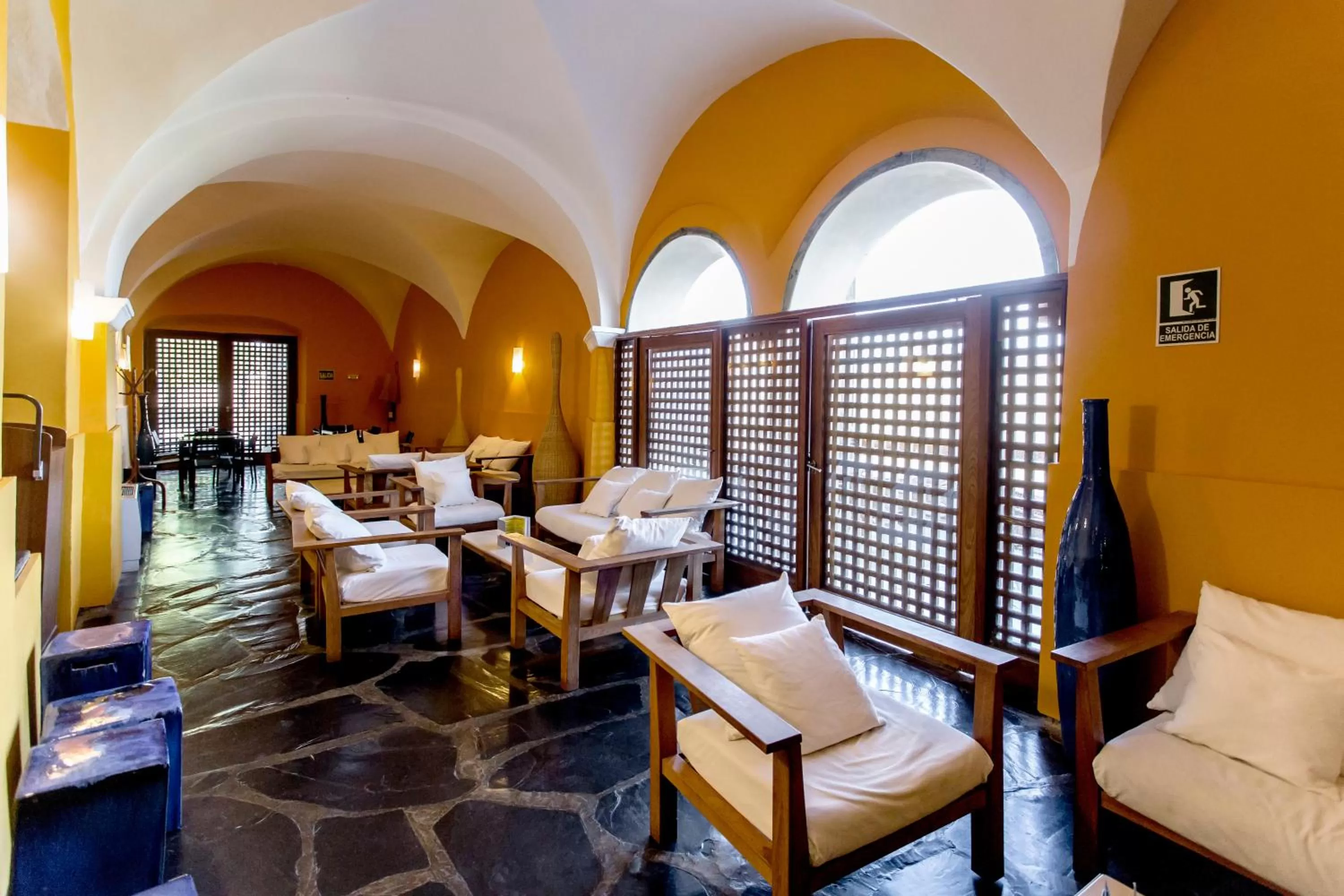 Communal lounge/ TV room in Hotel Conventual de Alcántara