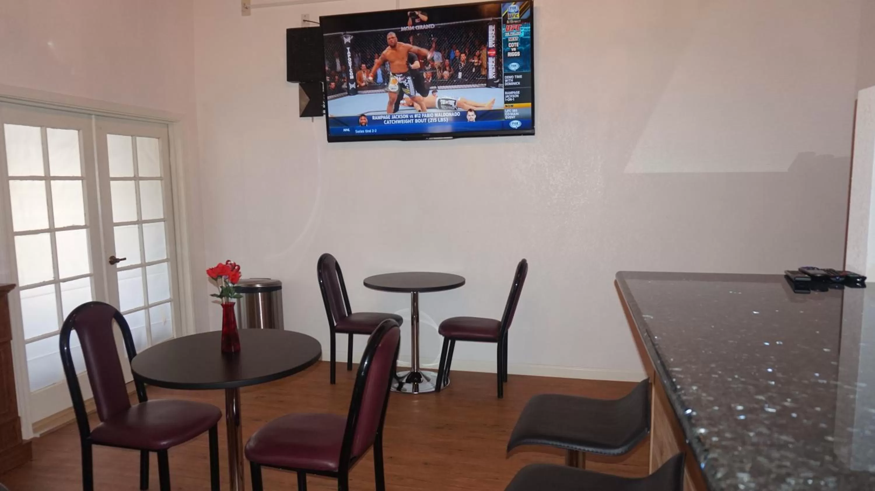 Communal lounge/ TV room in Eagle Crater Lake Inn