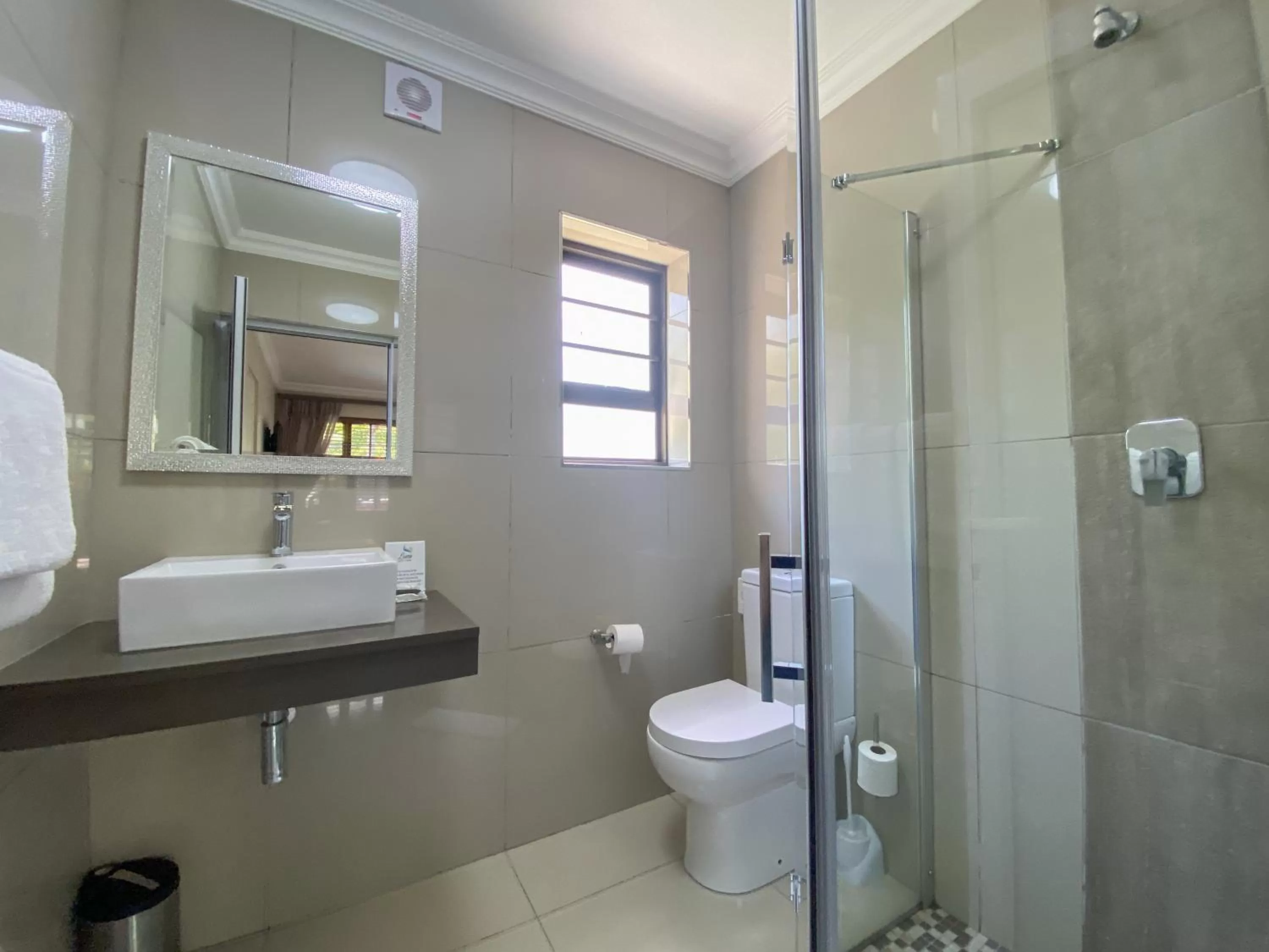 Shower in Loerie Guest Lodge