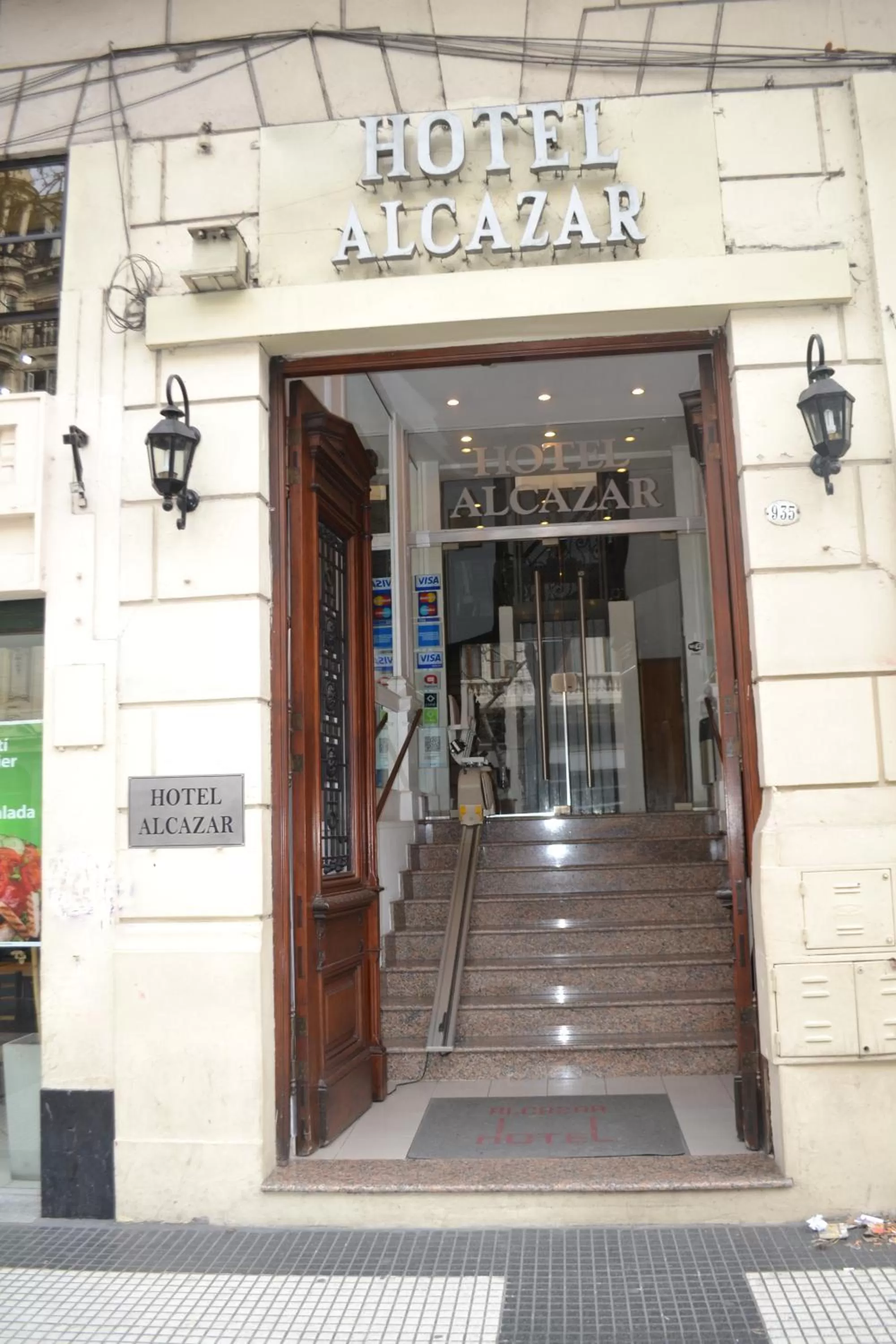 Facade/entrance in Hotel Alcazar