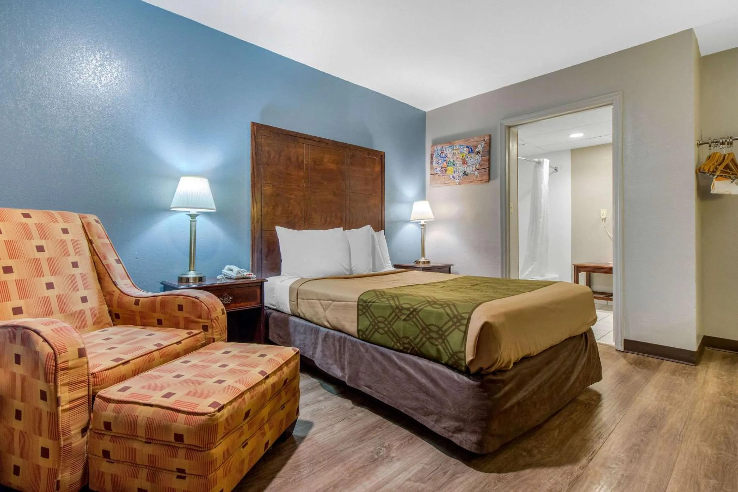 Photo of the whole room, Bed in Econo Lodge Aiken Central