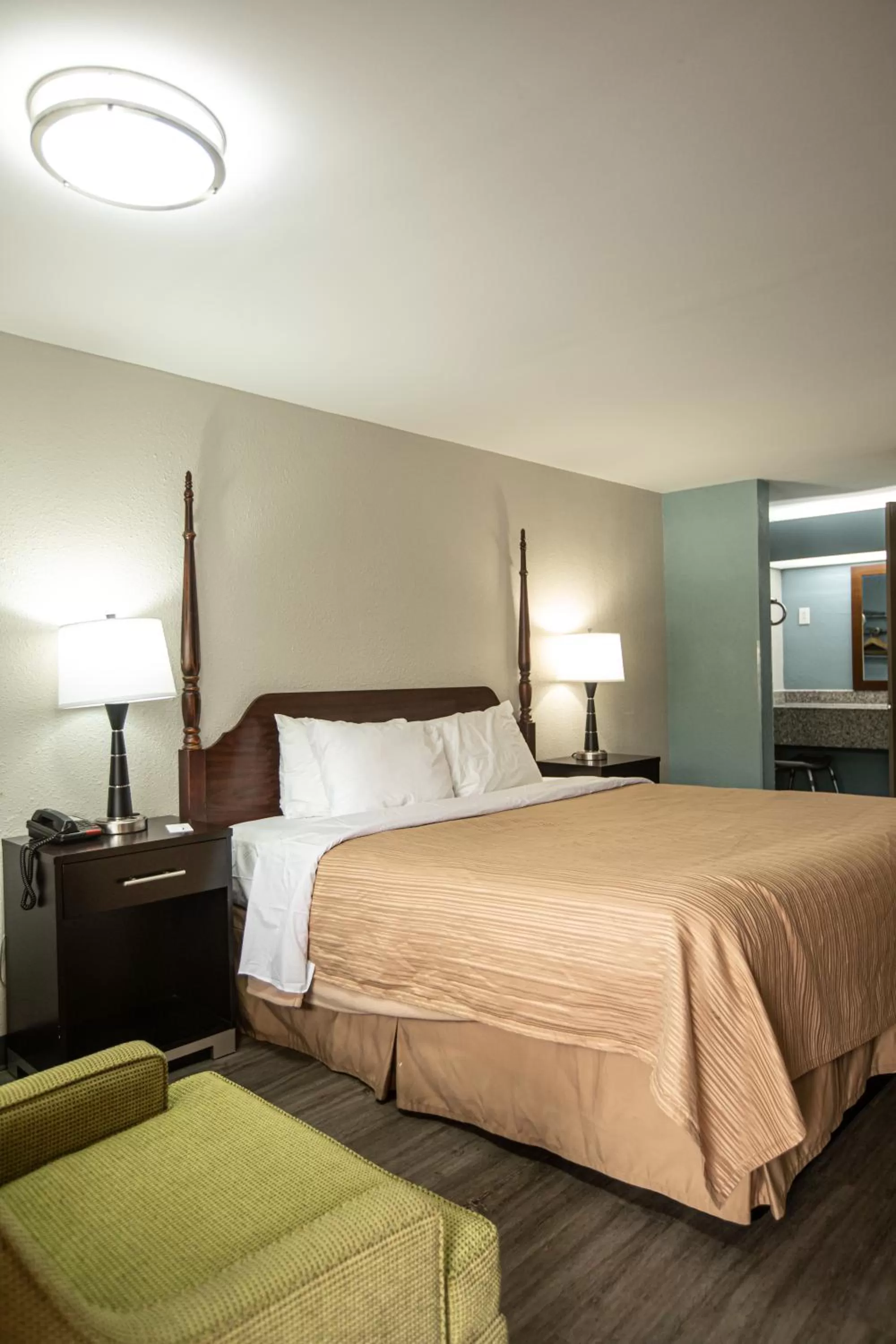 Photo of the whole room, Bed in Knights Inn Mount Airy