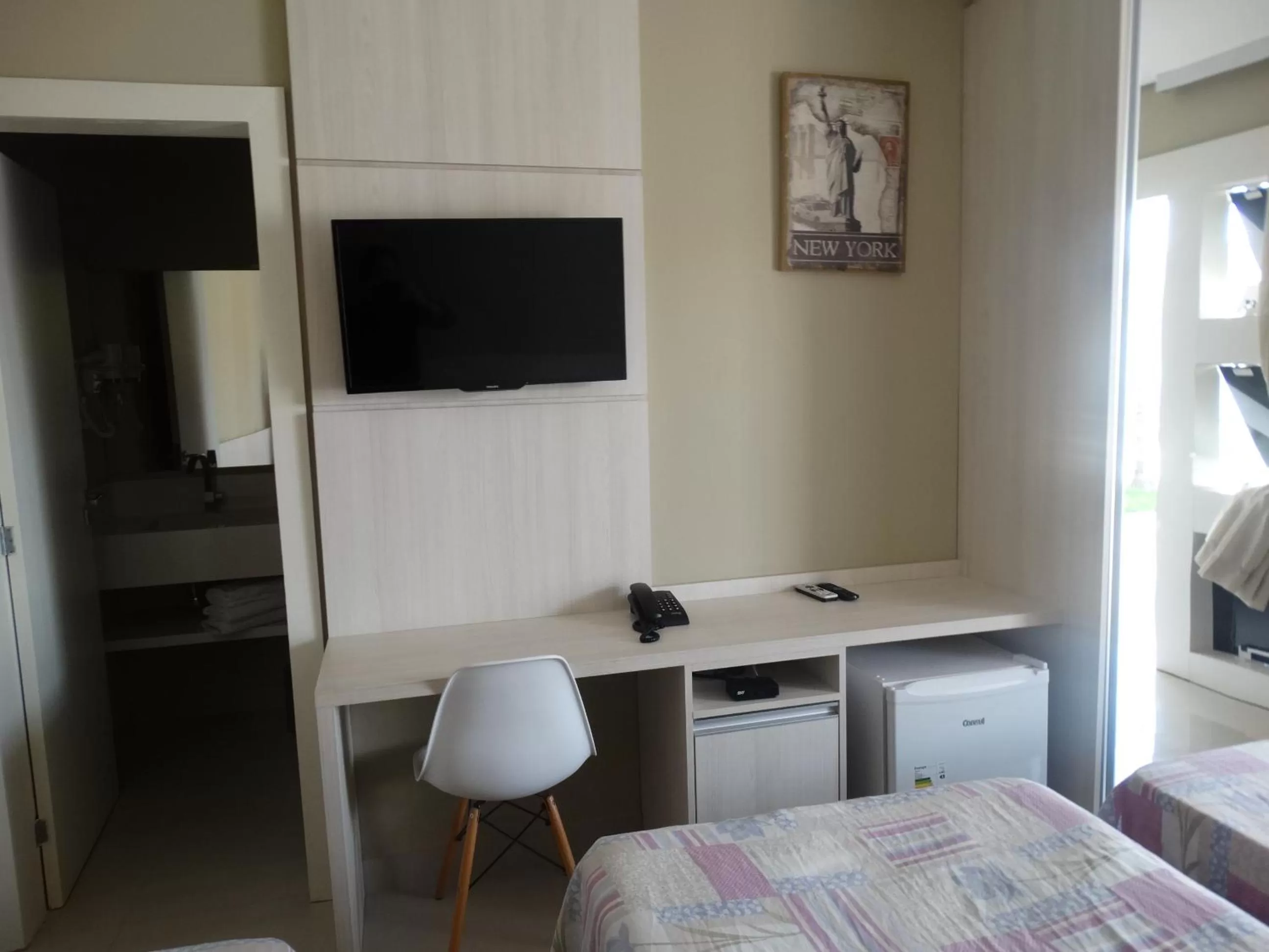 Bed, TV/Entertainment Center in Cynn Hotels