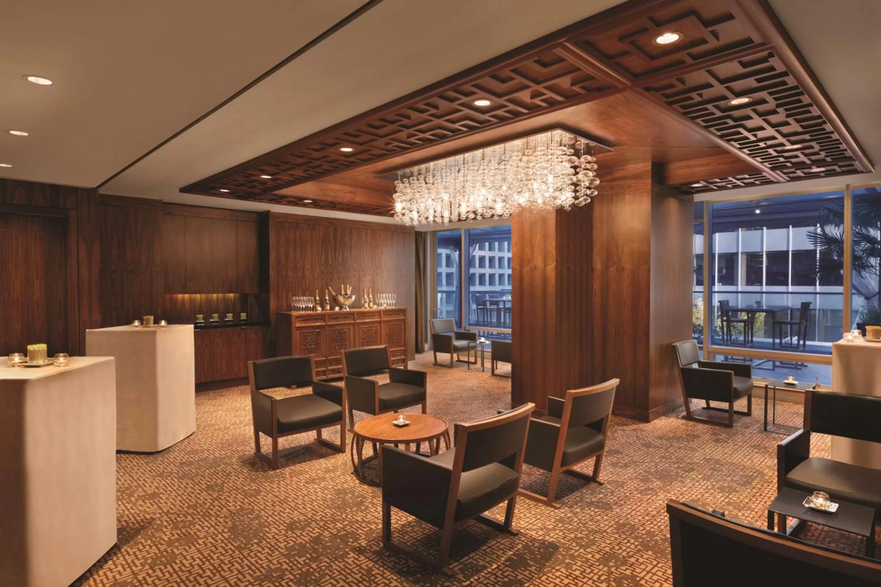 Lounge or bar in Shangri-La Vancouver
