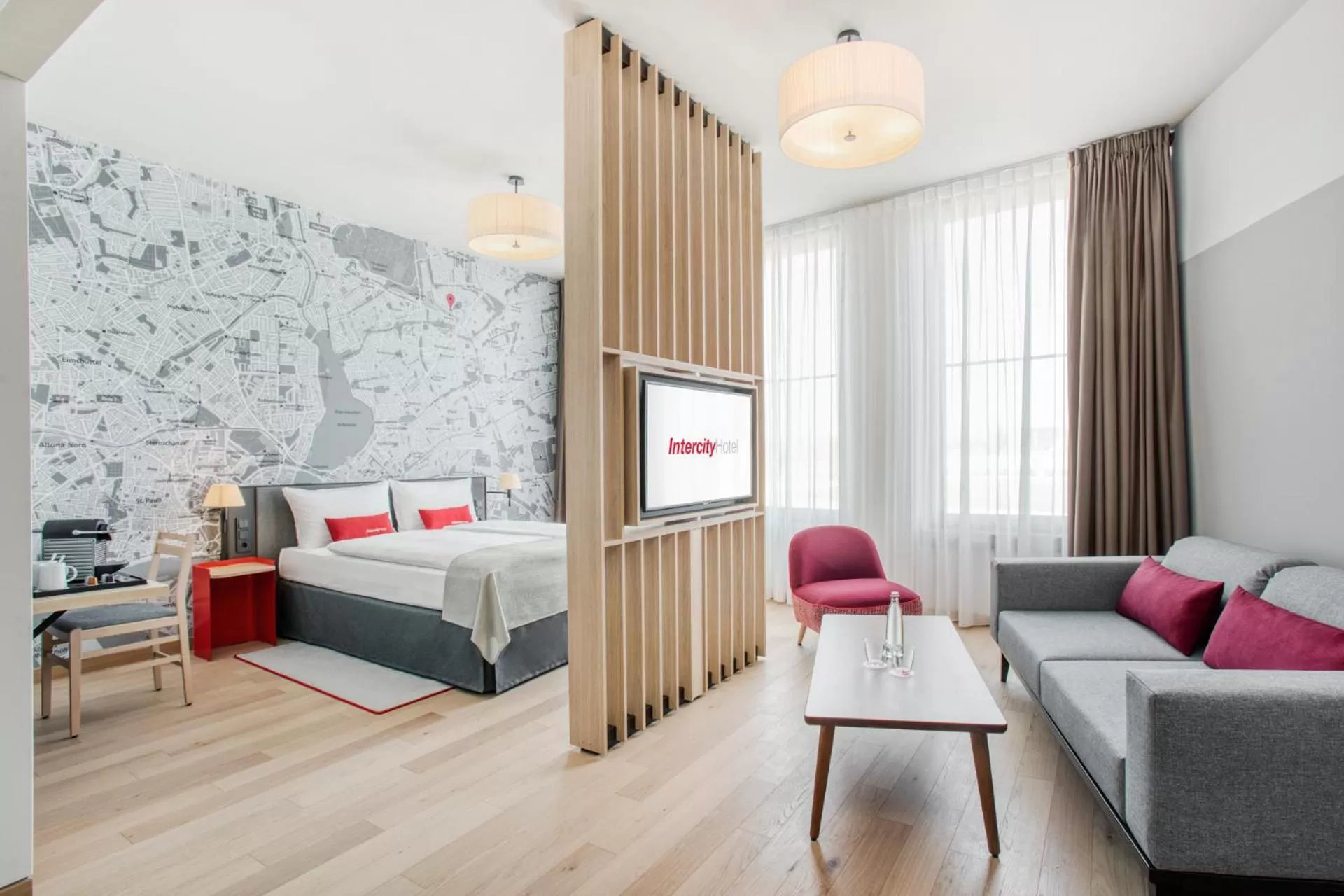 Living room, Bed in IntercityHotel Hamburg-Barmbek