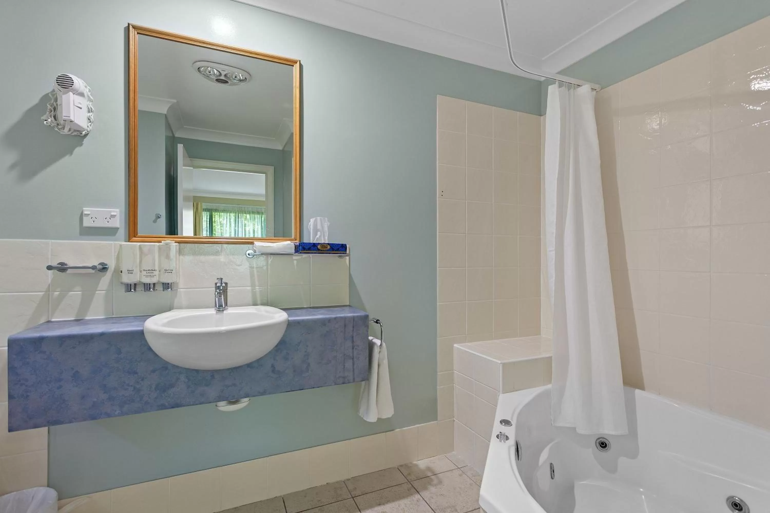 Bathroom in Eastgate on the Range Motel