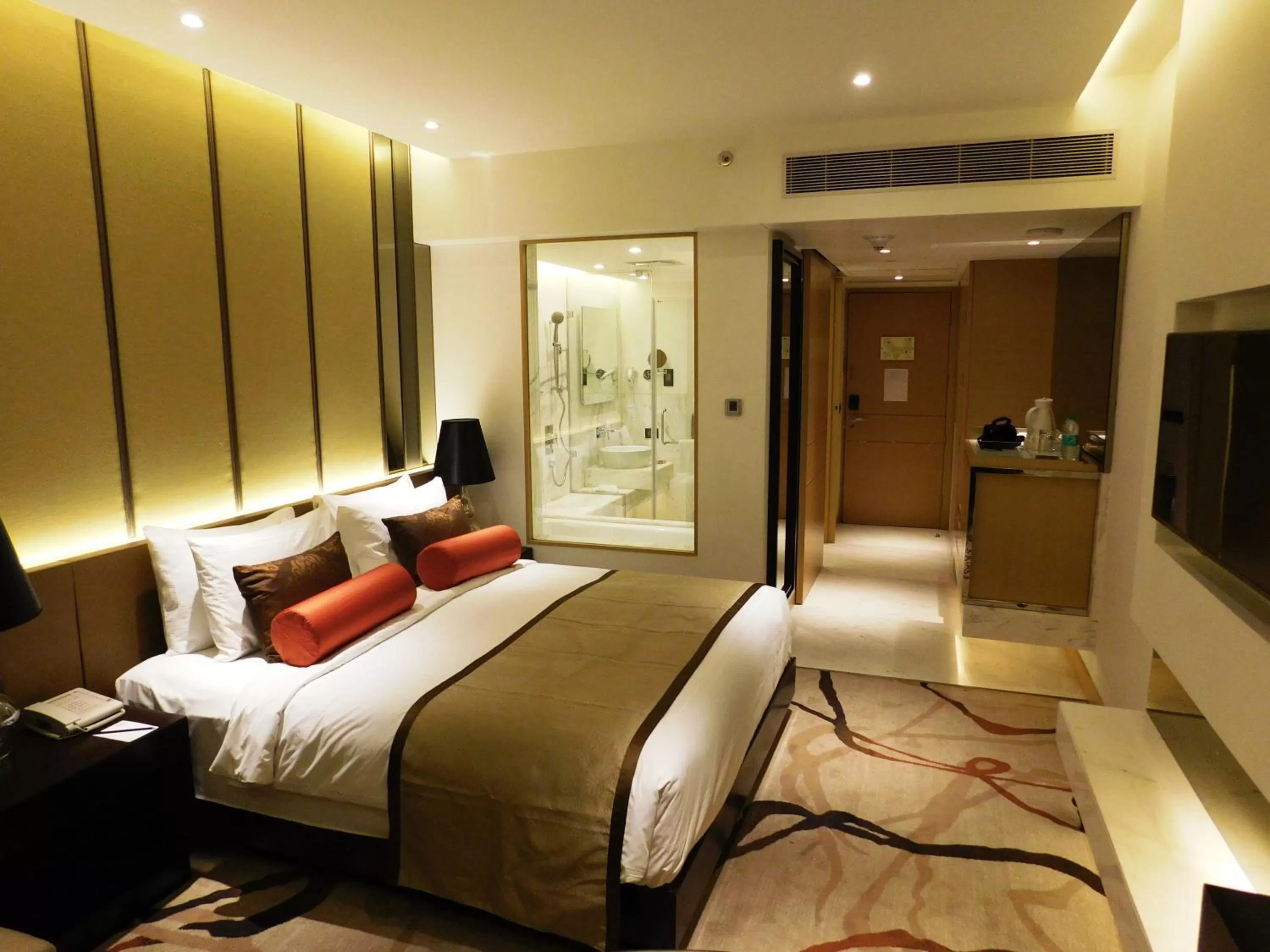Living room, Bed in Pride Plaza Hotel, Aerocity New Delhi