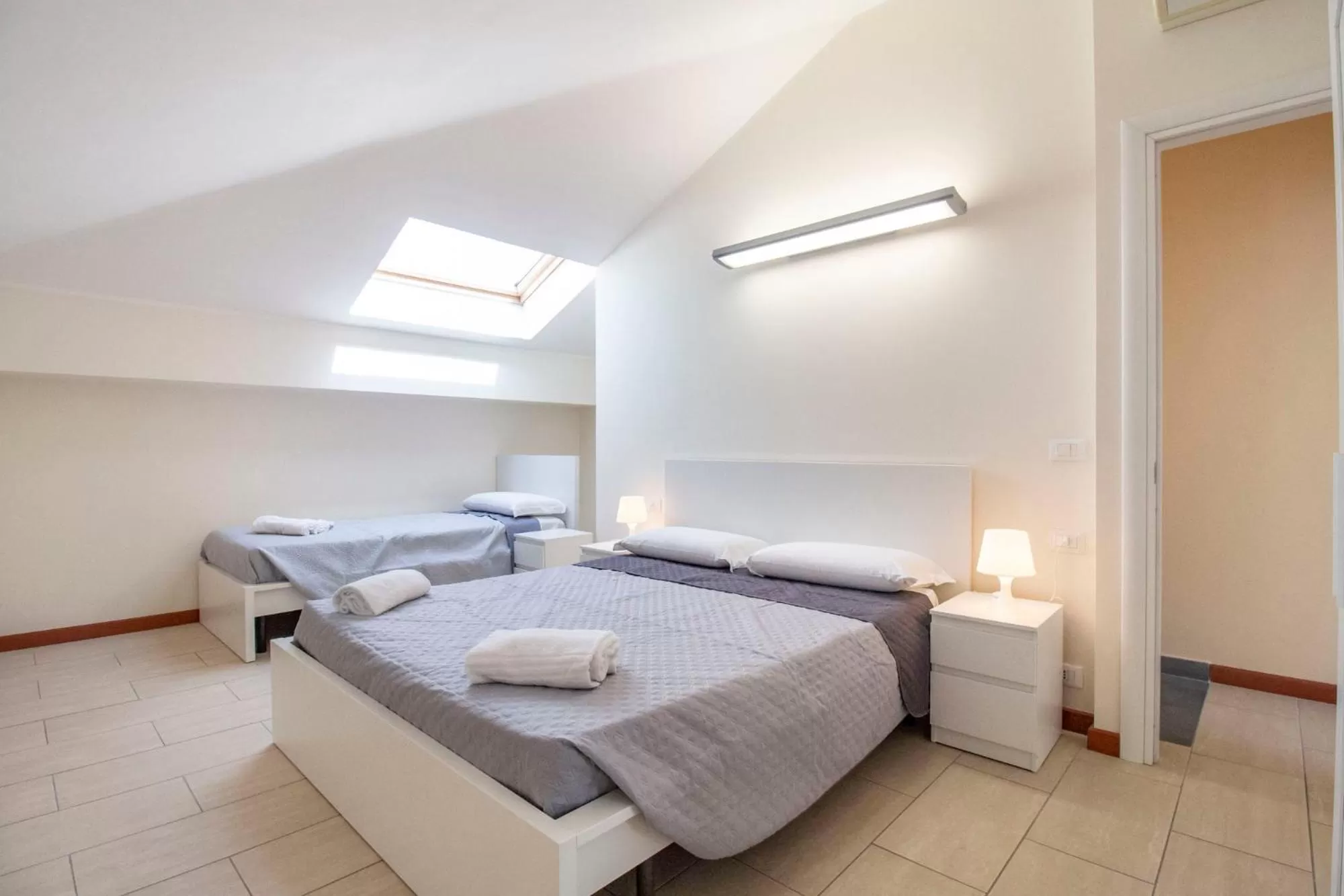 Bed in Royal Playa Suite and Apartament -private parking- self chek out