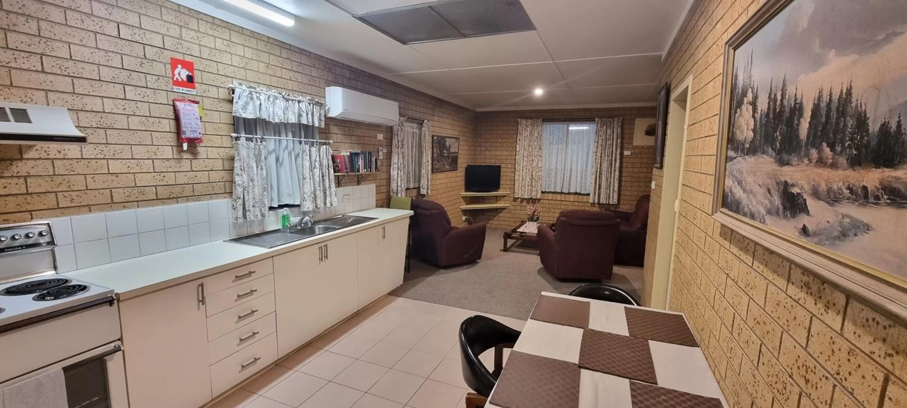 kitchen in Lone Pine Motel