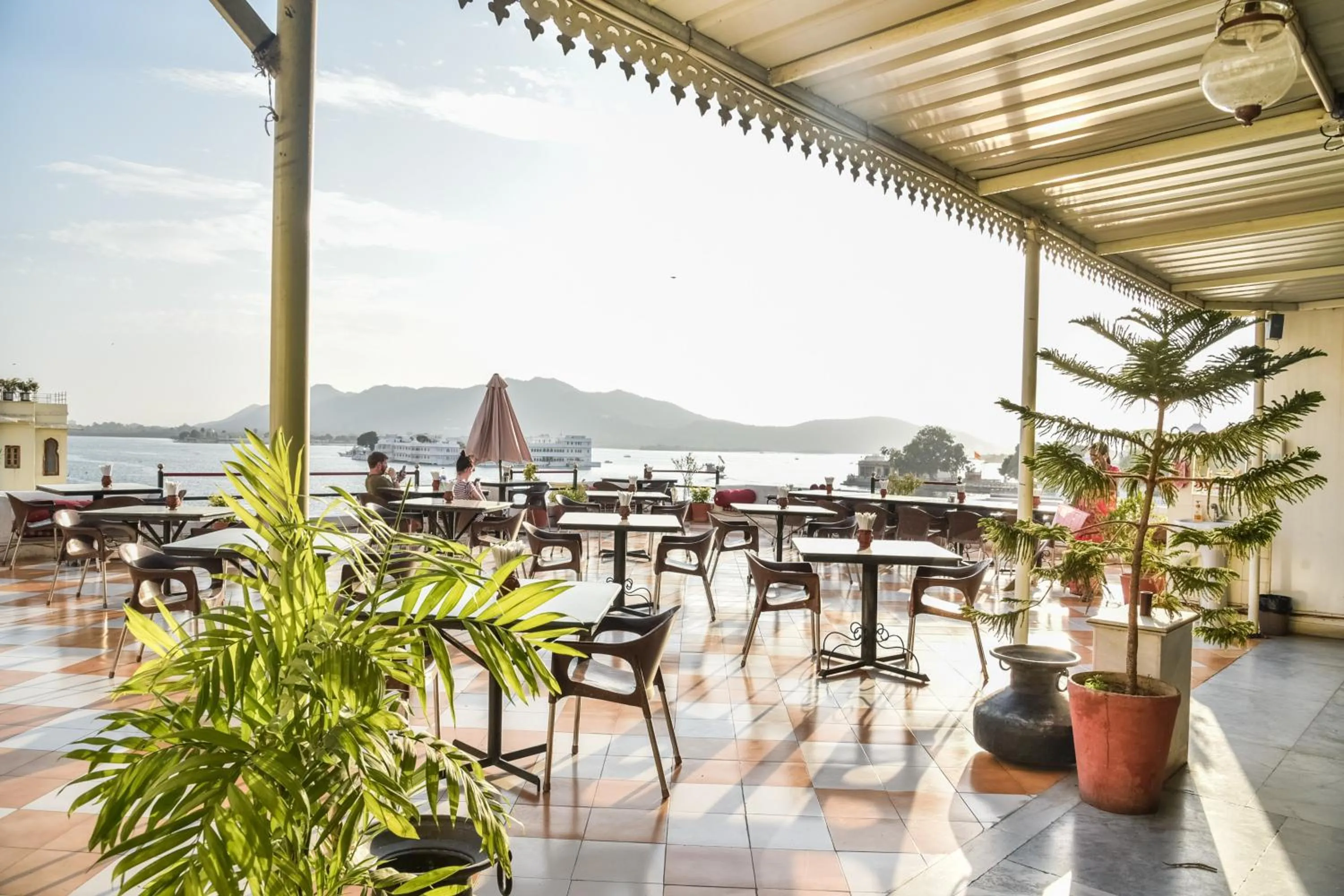 Restaurant/places to eat in Hotel Devraj Niwas on Lake Pichola
