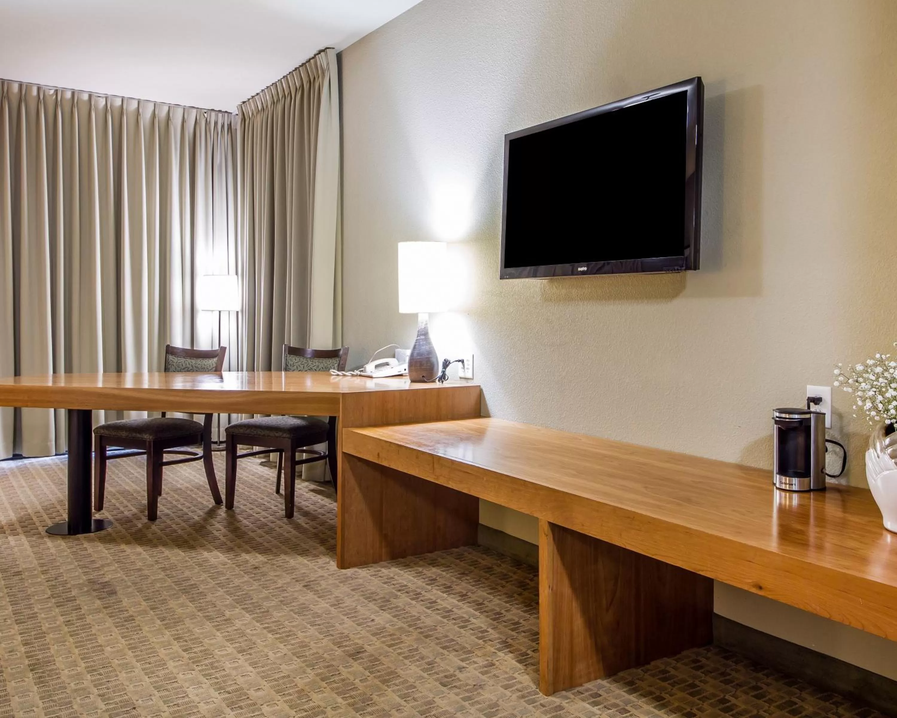 TV and multimedia in Gaia Hotel & Spa Redding, an Ascend Collection Hotel