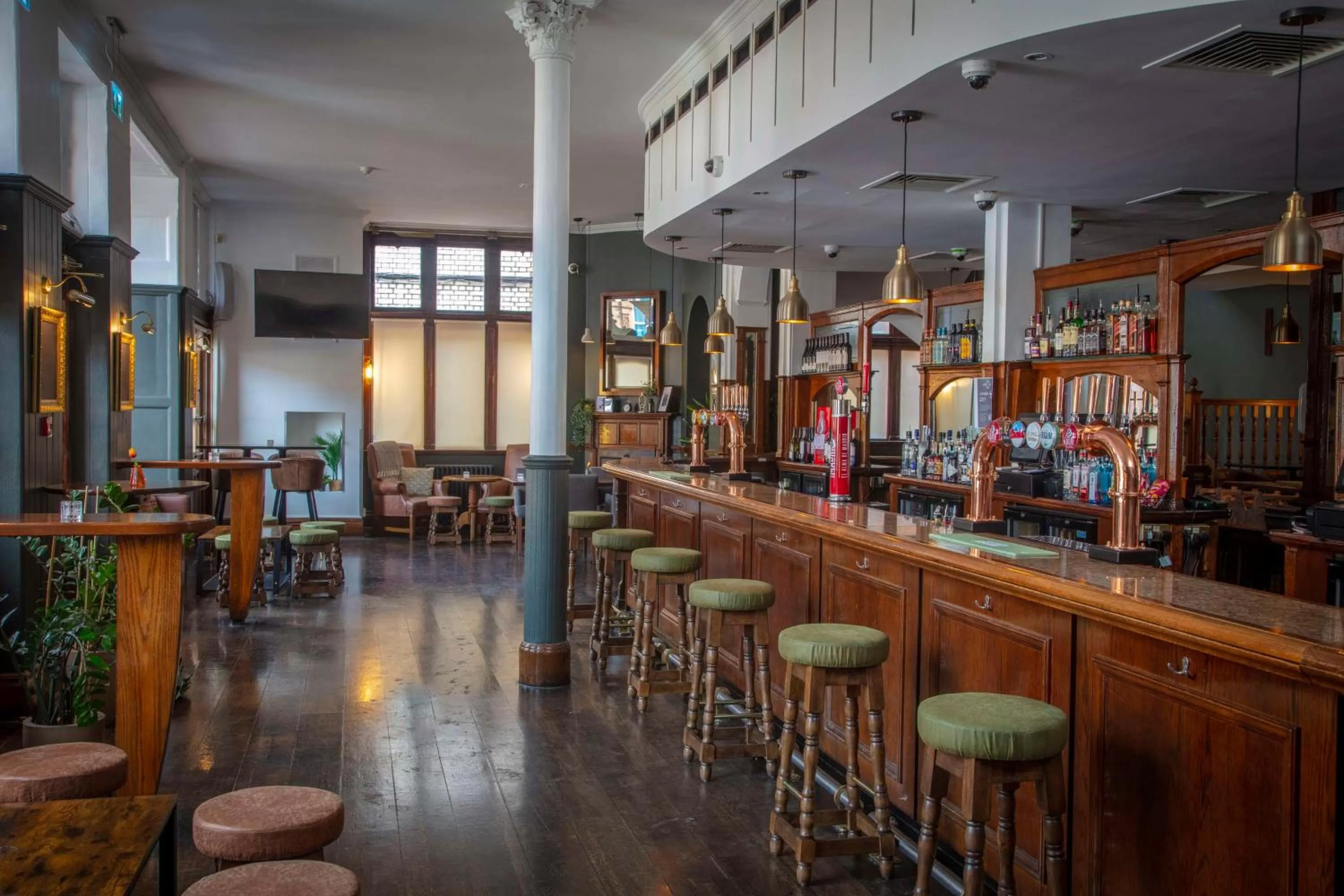 Lounge or bar in The Crown London, WorldHotels Distinctive