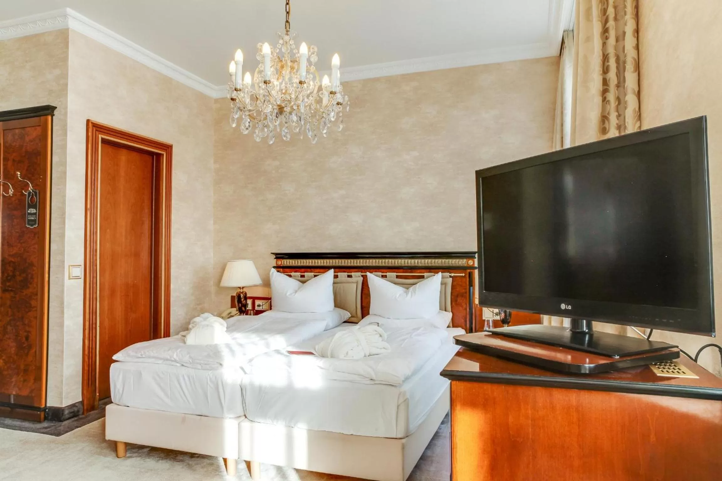 Photo of the whole room, Bed in SEETELHOTEL Ahlbecker Hof das elegante Traditionshotel & ruhiger Rückzugsort an der Ostsee