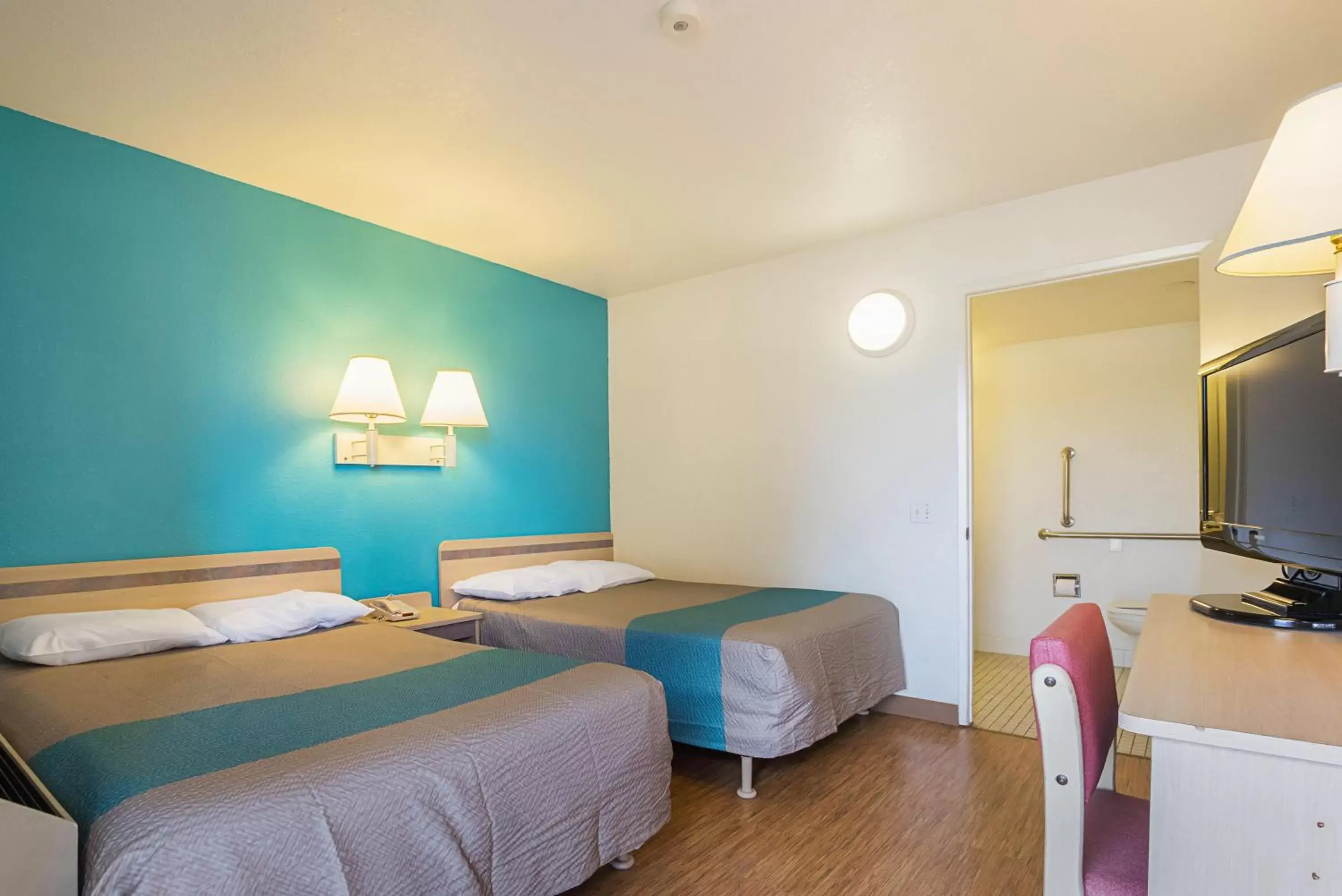 Quadruple Room - Non-Smoking in Motel 6-Rochester, MN Quadruple Room - Non-Smoking in Motel 6-Rochester, MN