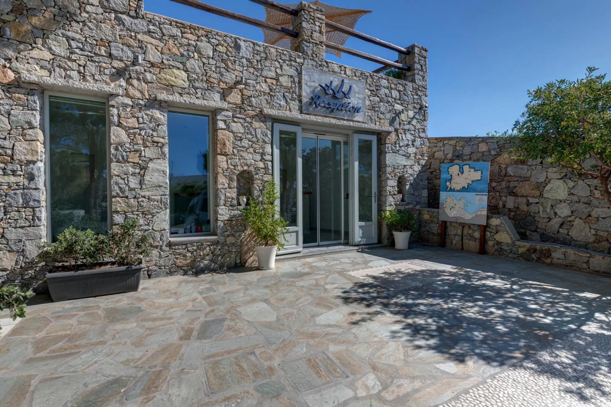 Facade/entrance in Makis Place