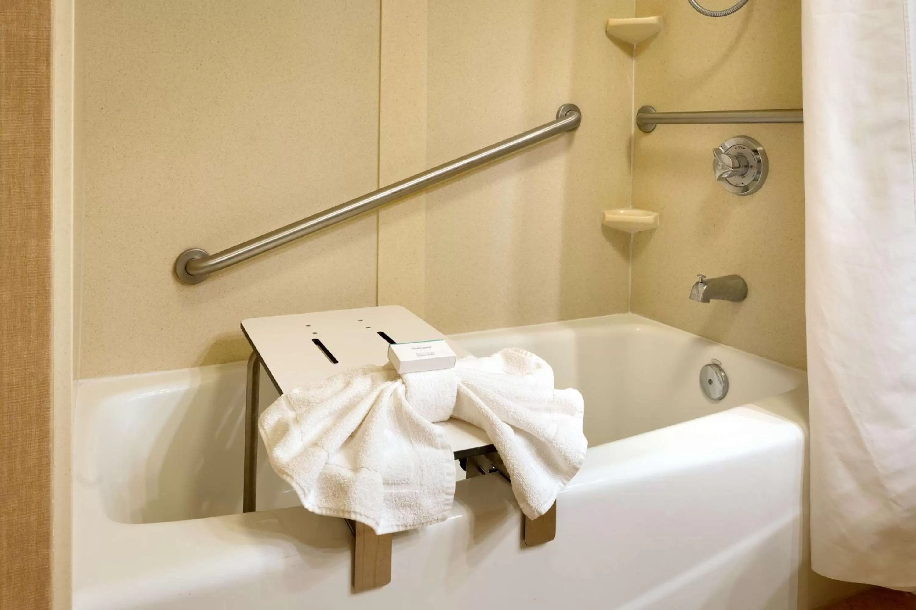 Bathroom, Bed in Hampton Inn Salt Lake City/Sandy