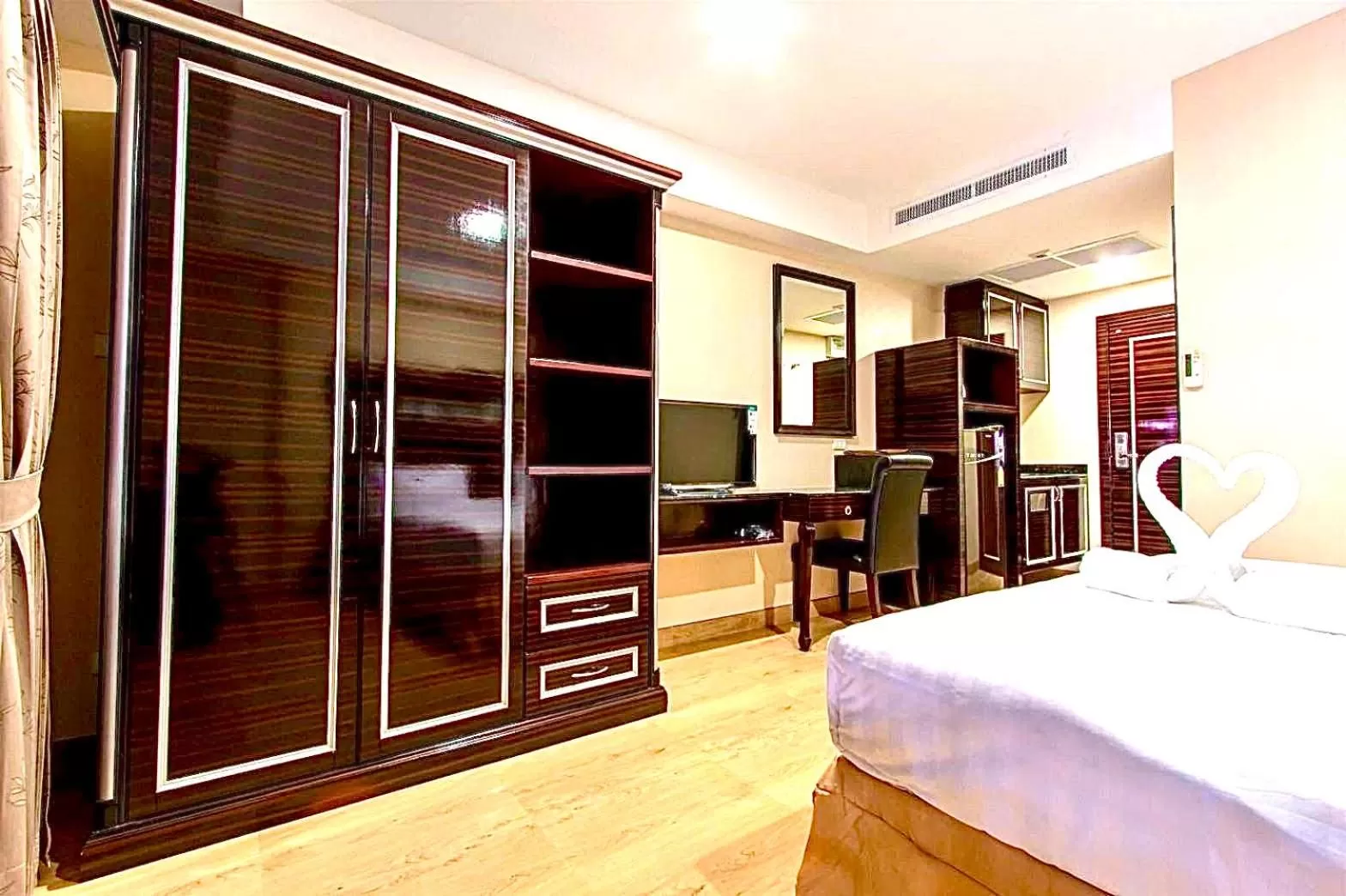 hair dresser in Land Royal Residence