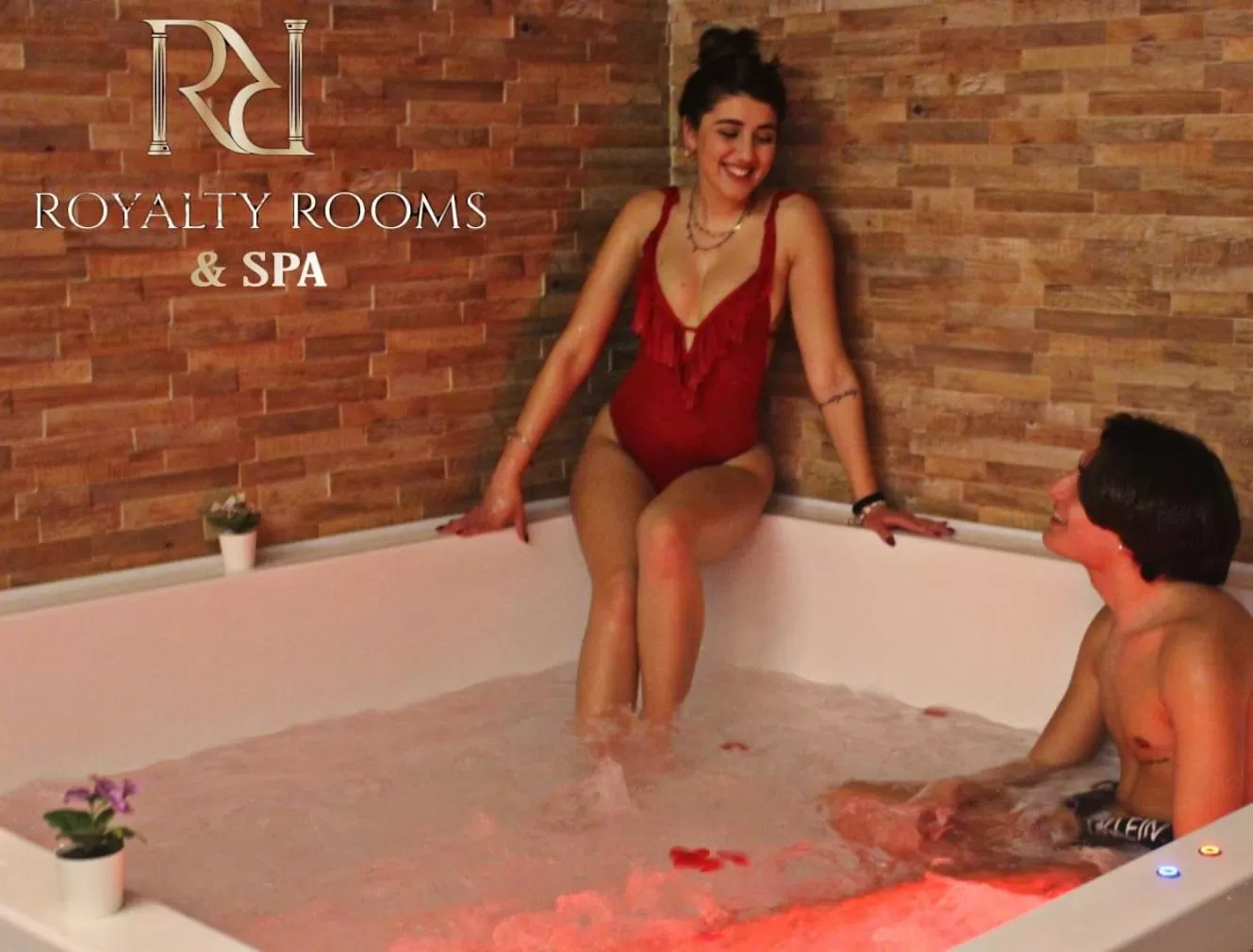 Hot Tub in Royalty Rooms & Spa