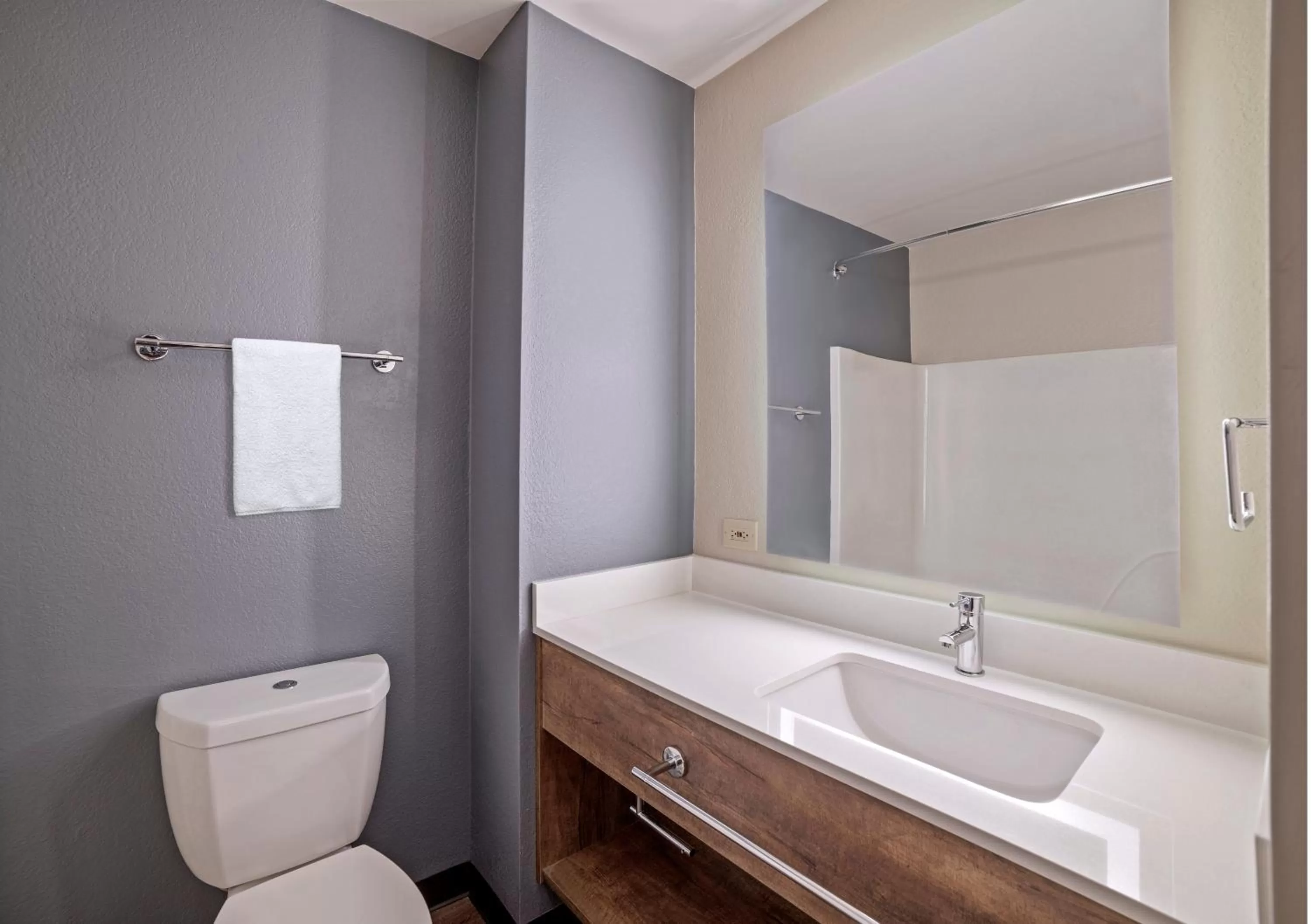 Bathroom in Extended Stay America Premier Suites - Miami - Airport - Doral - 25th Street