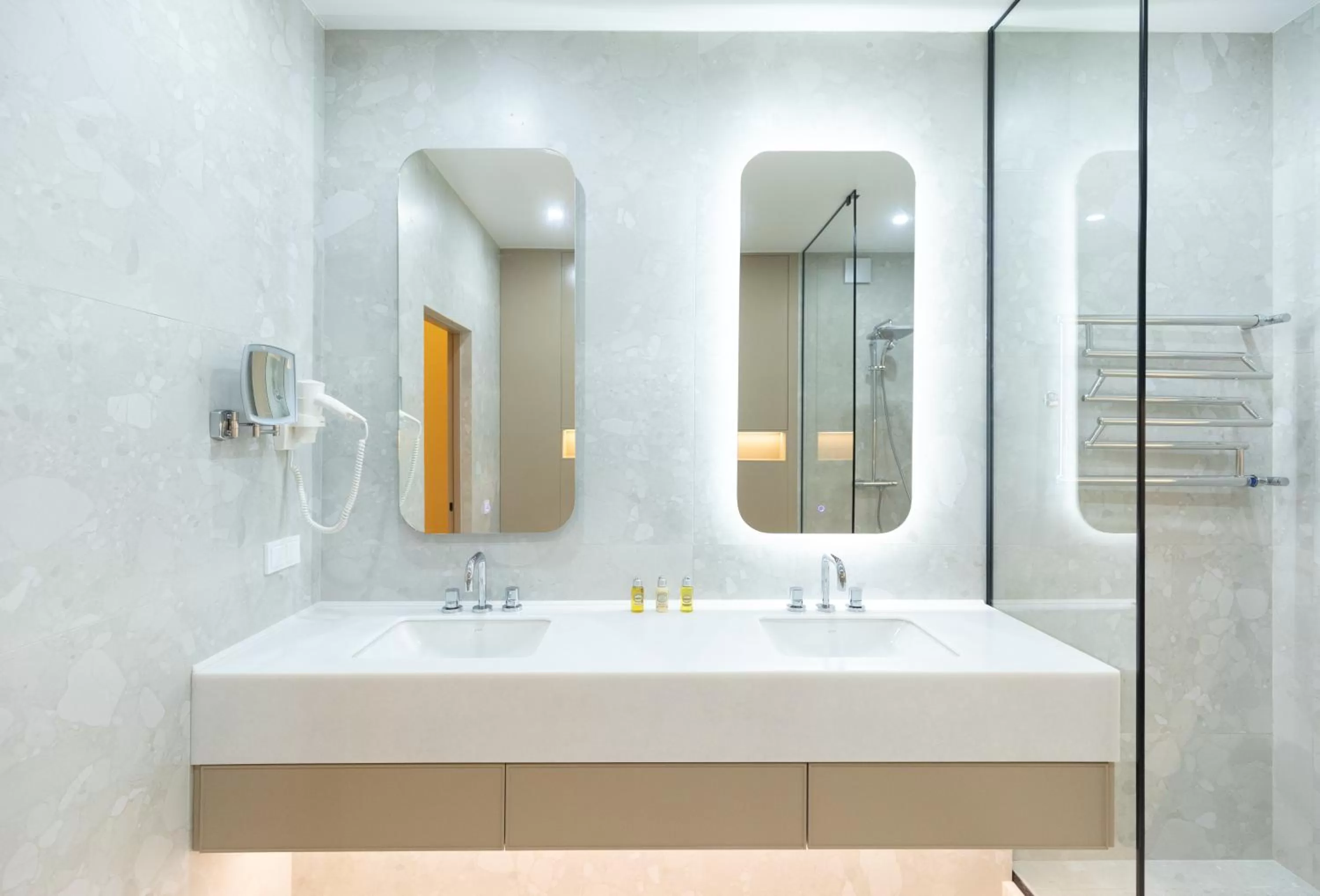 Shower in Amsterdam Hotel Aktobe