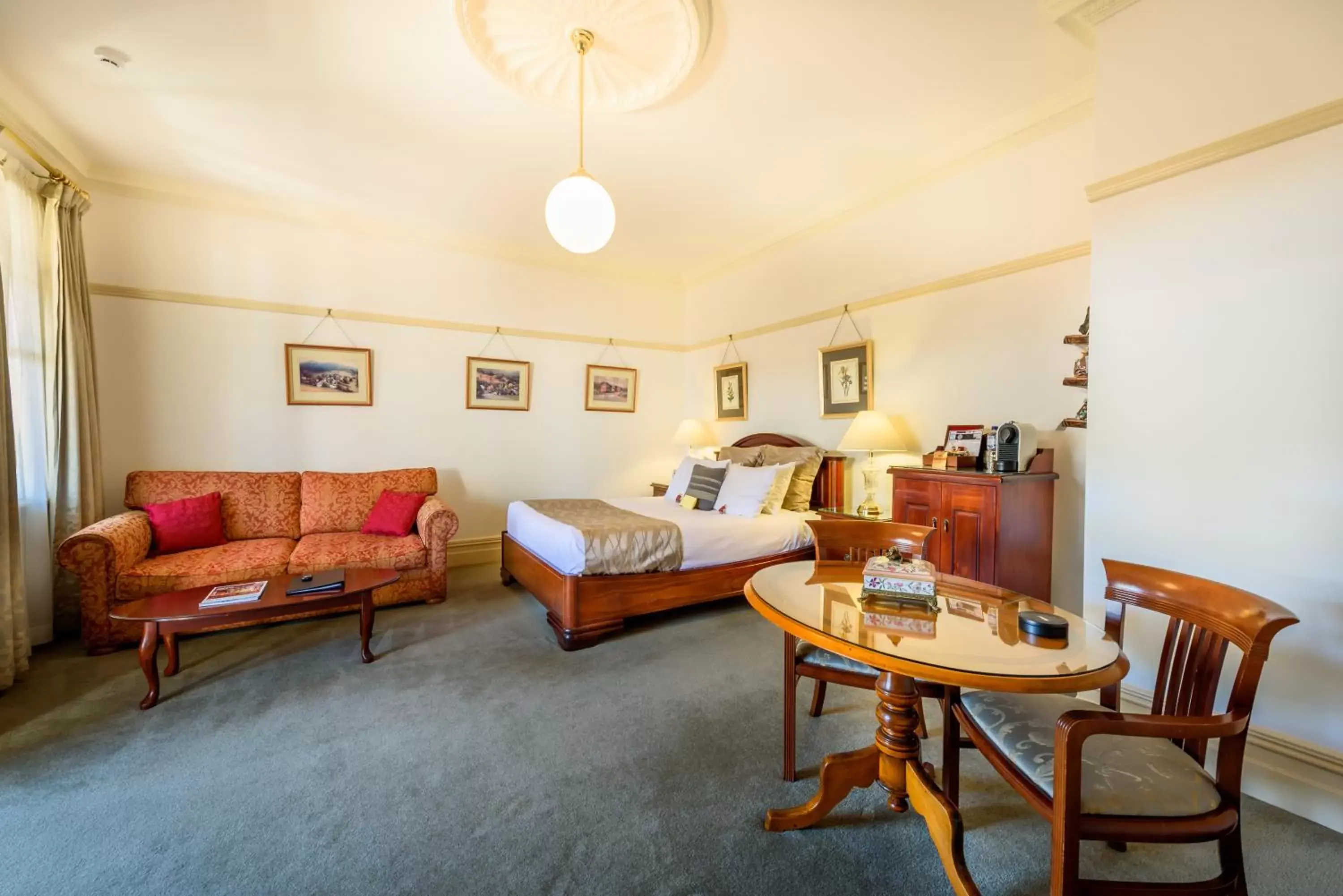 Superior Queen Room in Cobb & Co Court Boutique Hotel Superior Queen Room in Cobb & Co Court Boutique Hotel