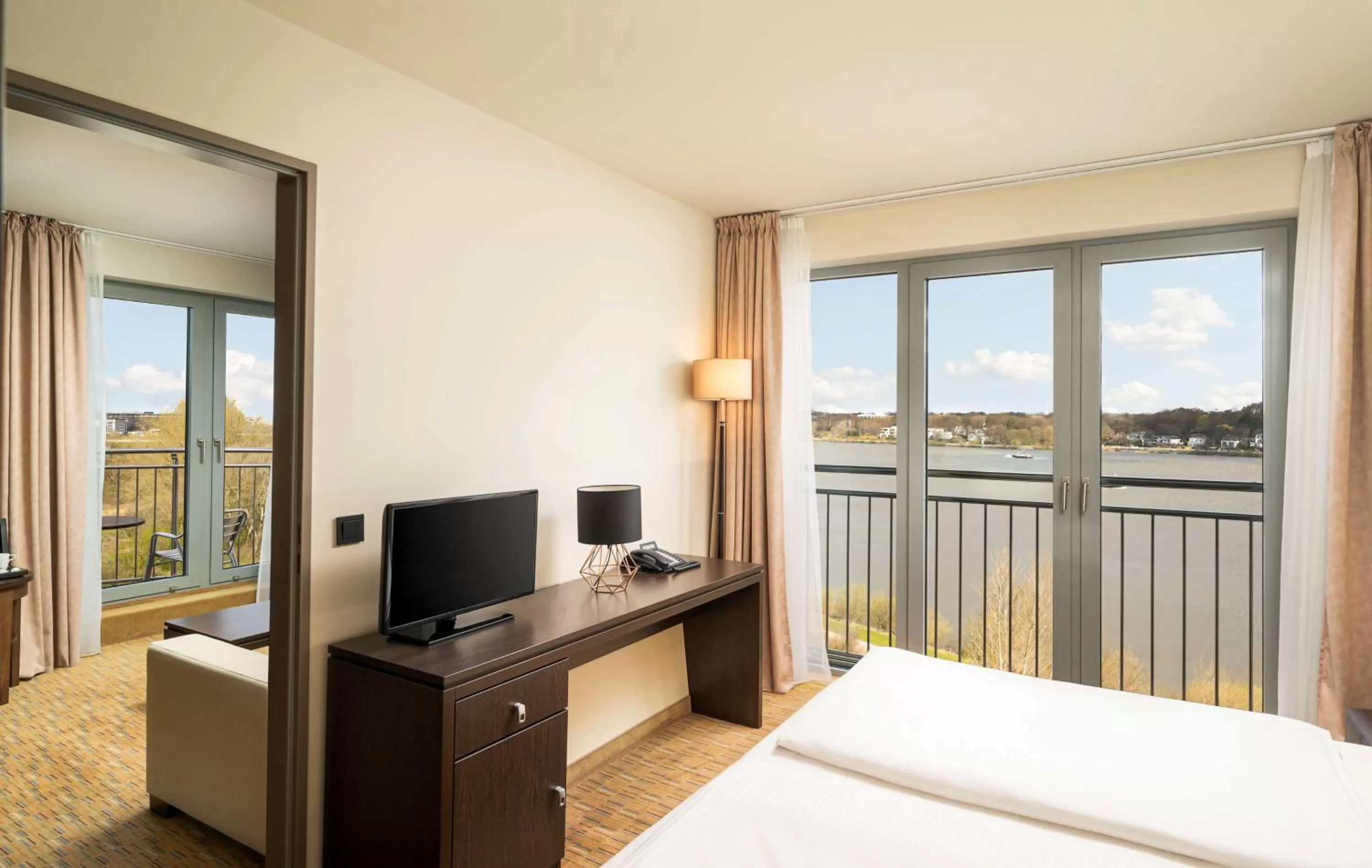 Photo of the whole room, Bed in elaya hotel hamburg finkenwerder