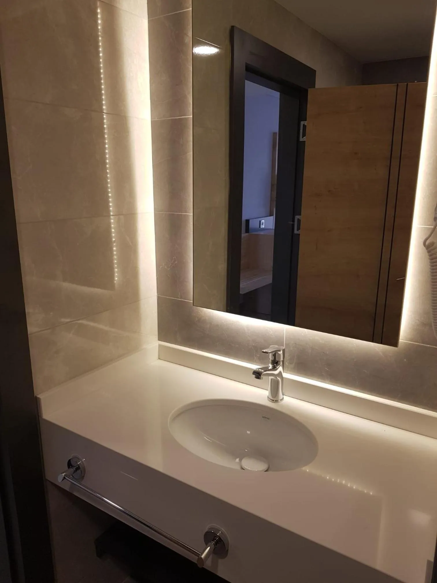 Shower in Clover Magic Park Side Hotel