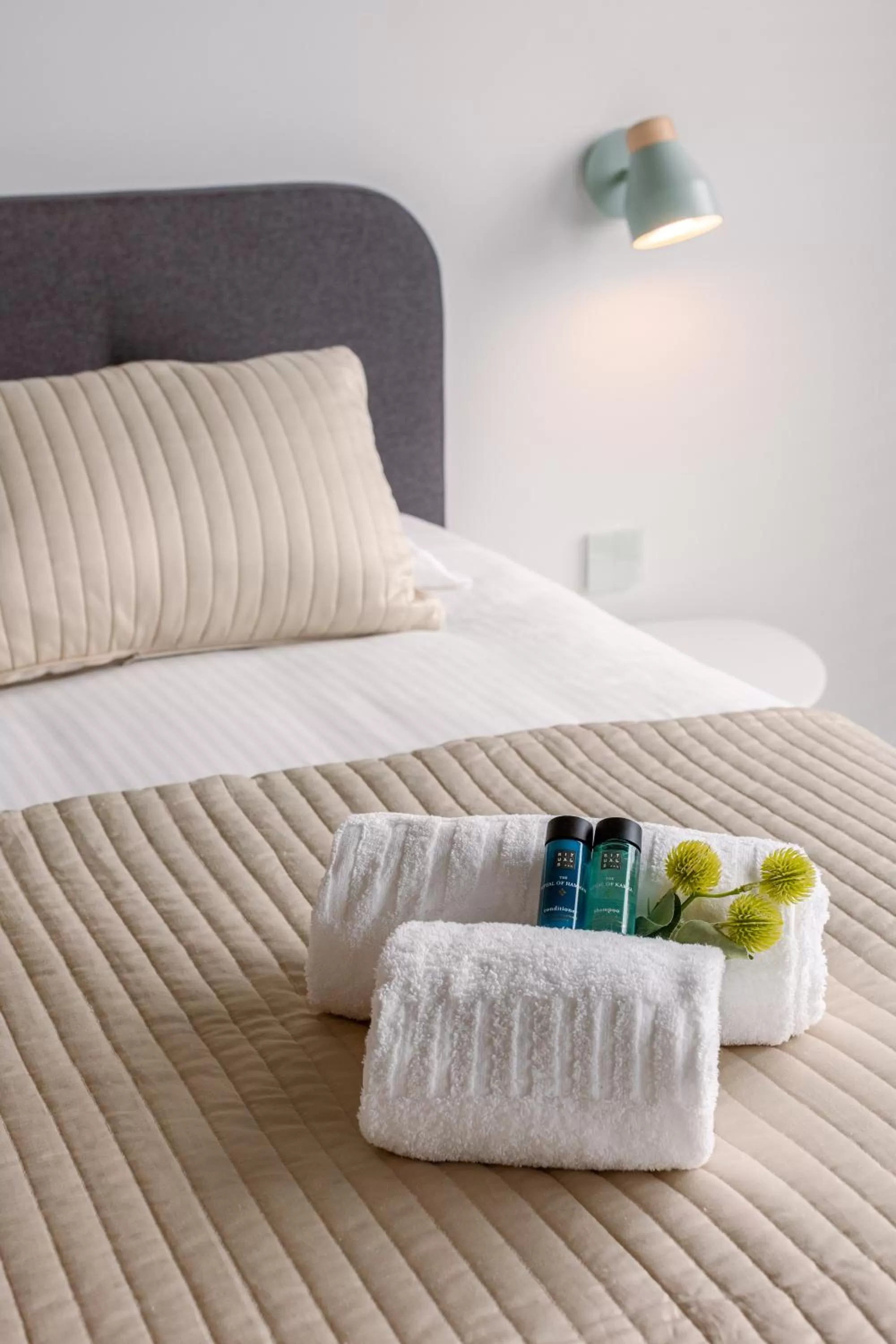 Decorative detail, Bed in Whaaw Westende-bad