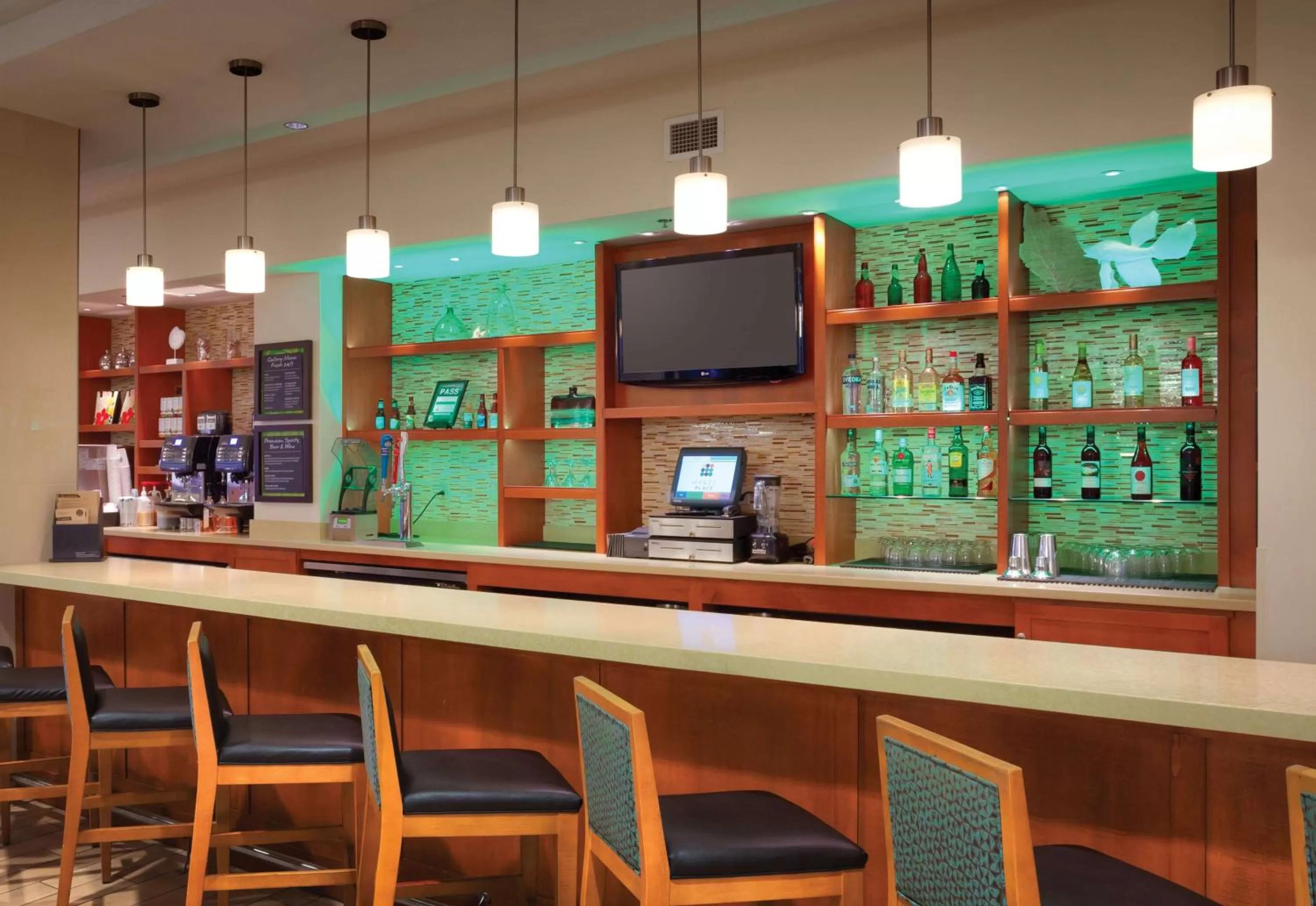 Lounge or bar in Hyatt Place Waikiki Beach