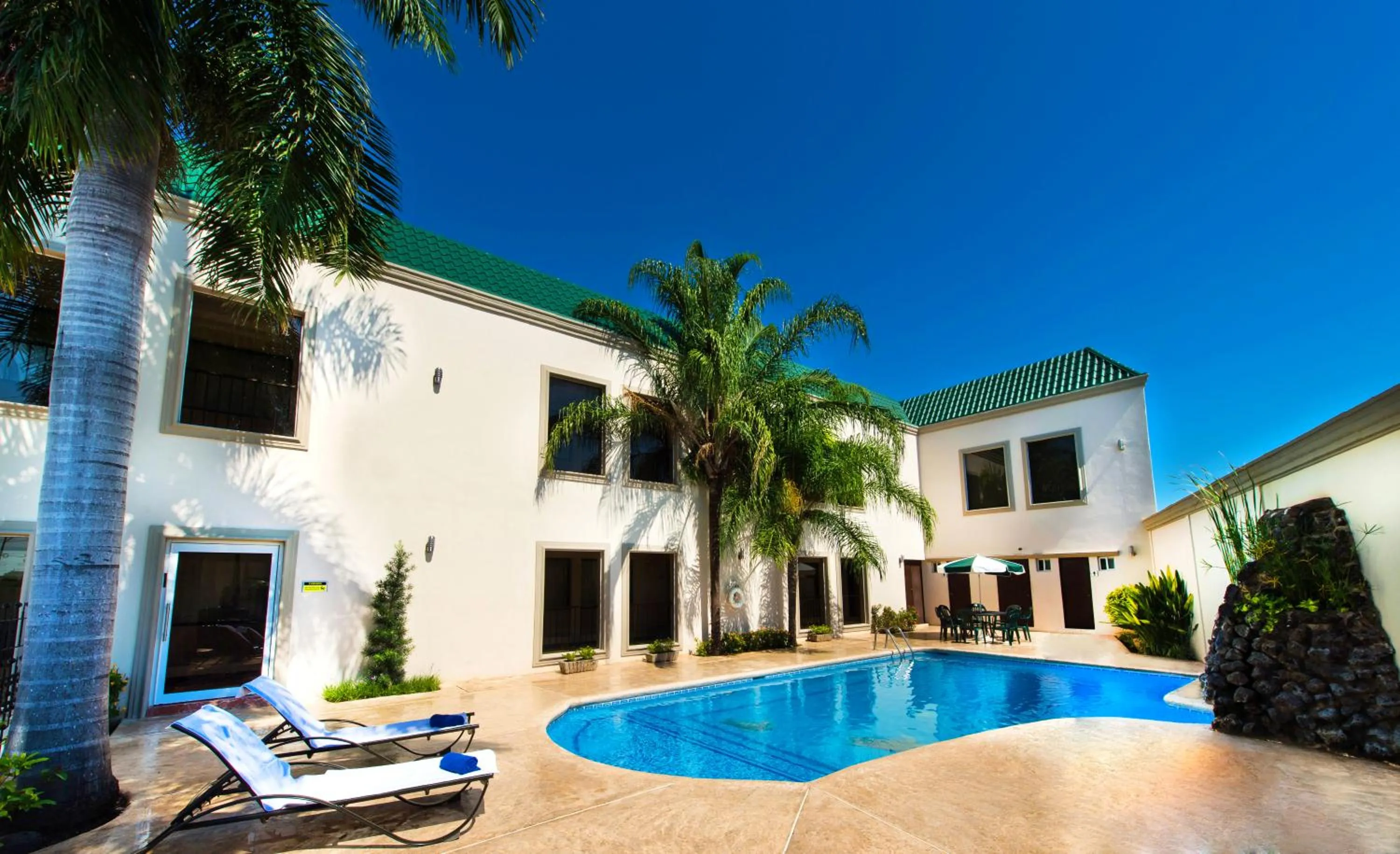 Swimming pool in Hotel Brio Inn