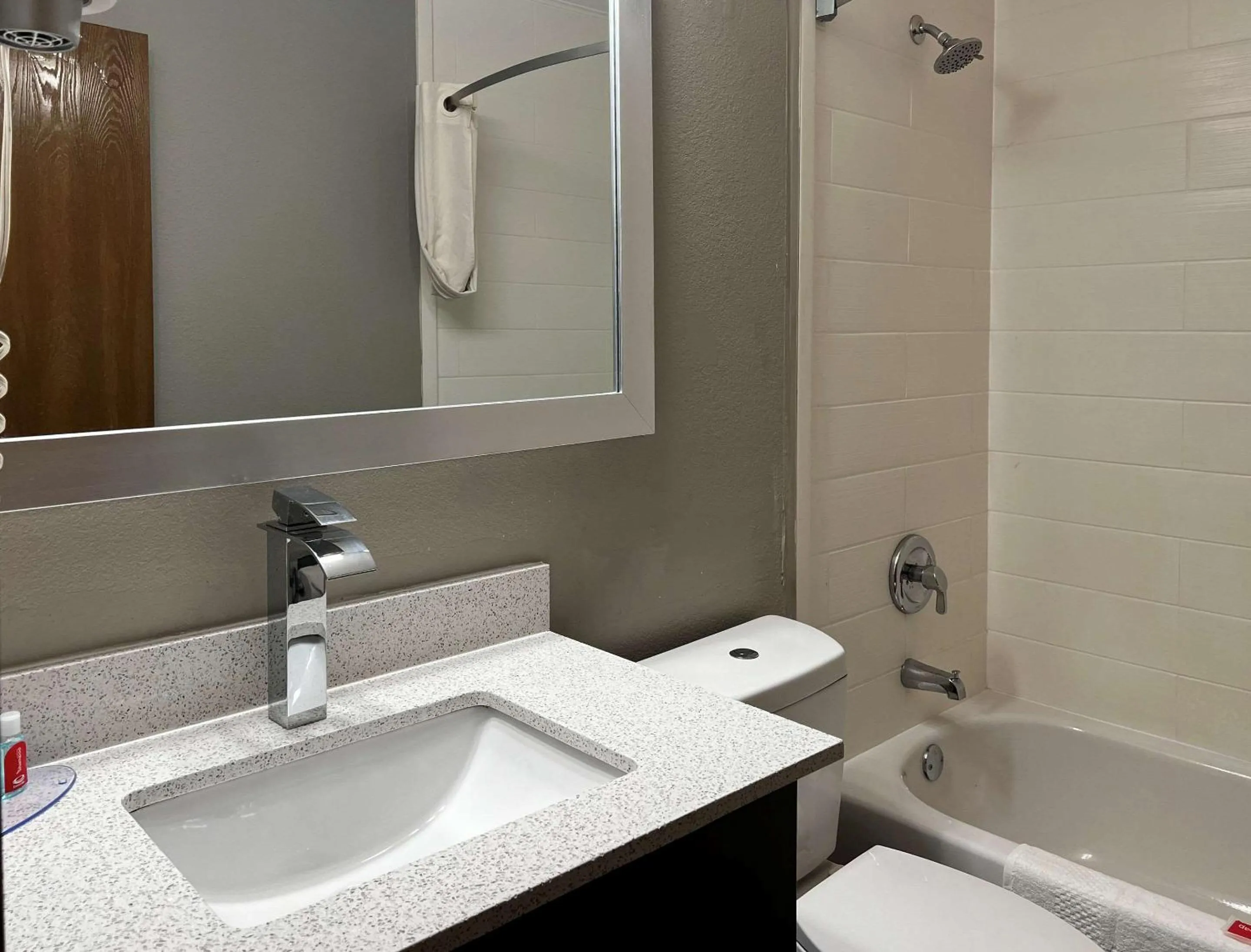 Bedroom, Bathroom in Econo Lodge