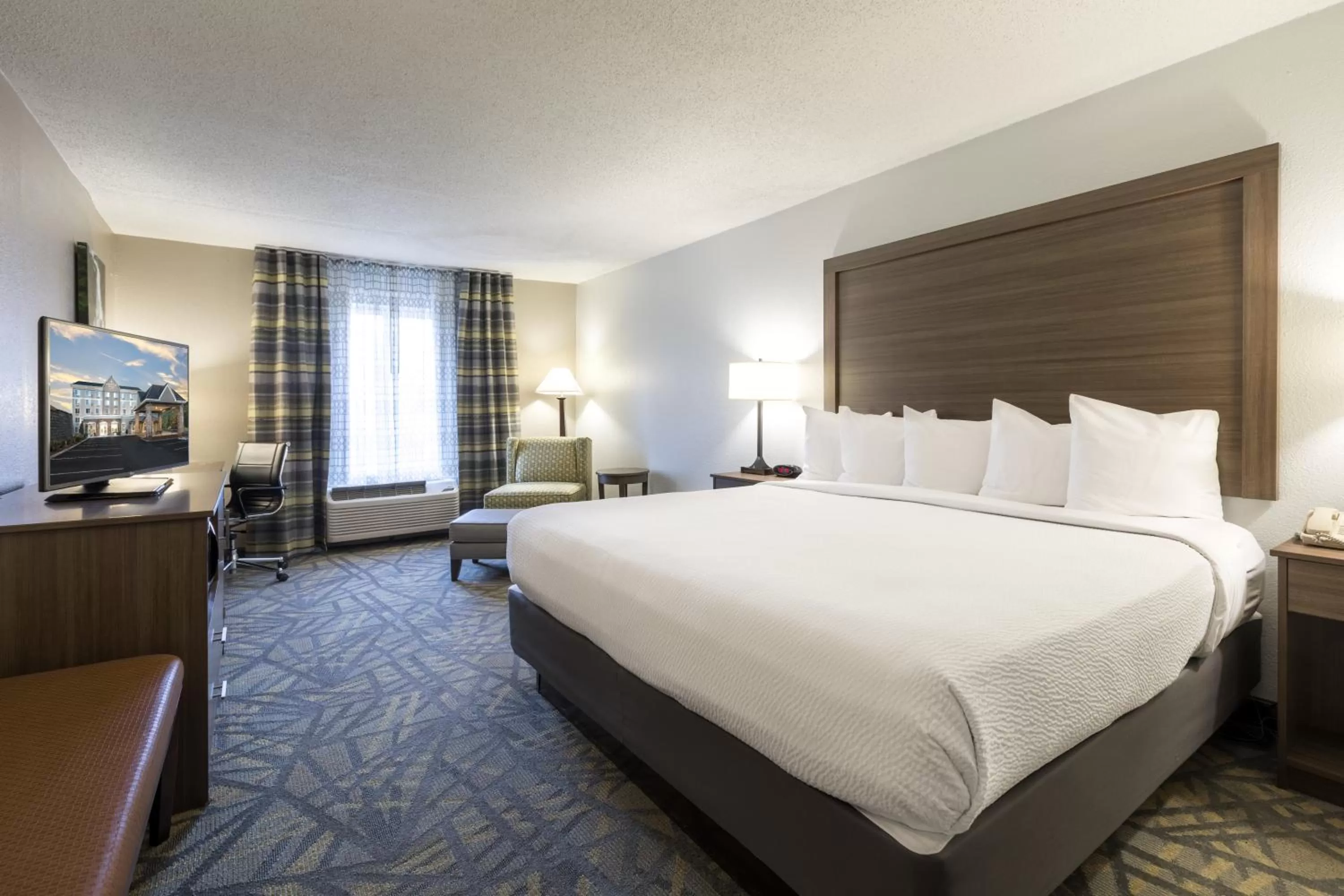 Bedroom, Bed in Country Inn & Suites by Radisson Asheville Downtown Tunnel Road