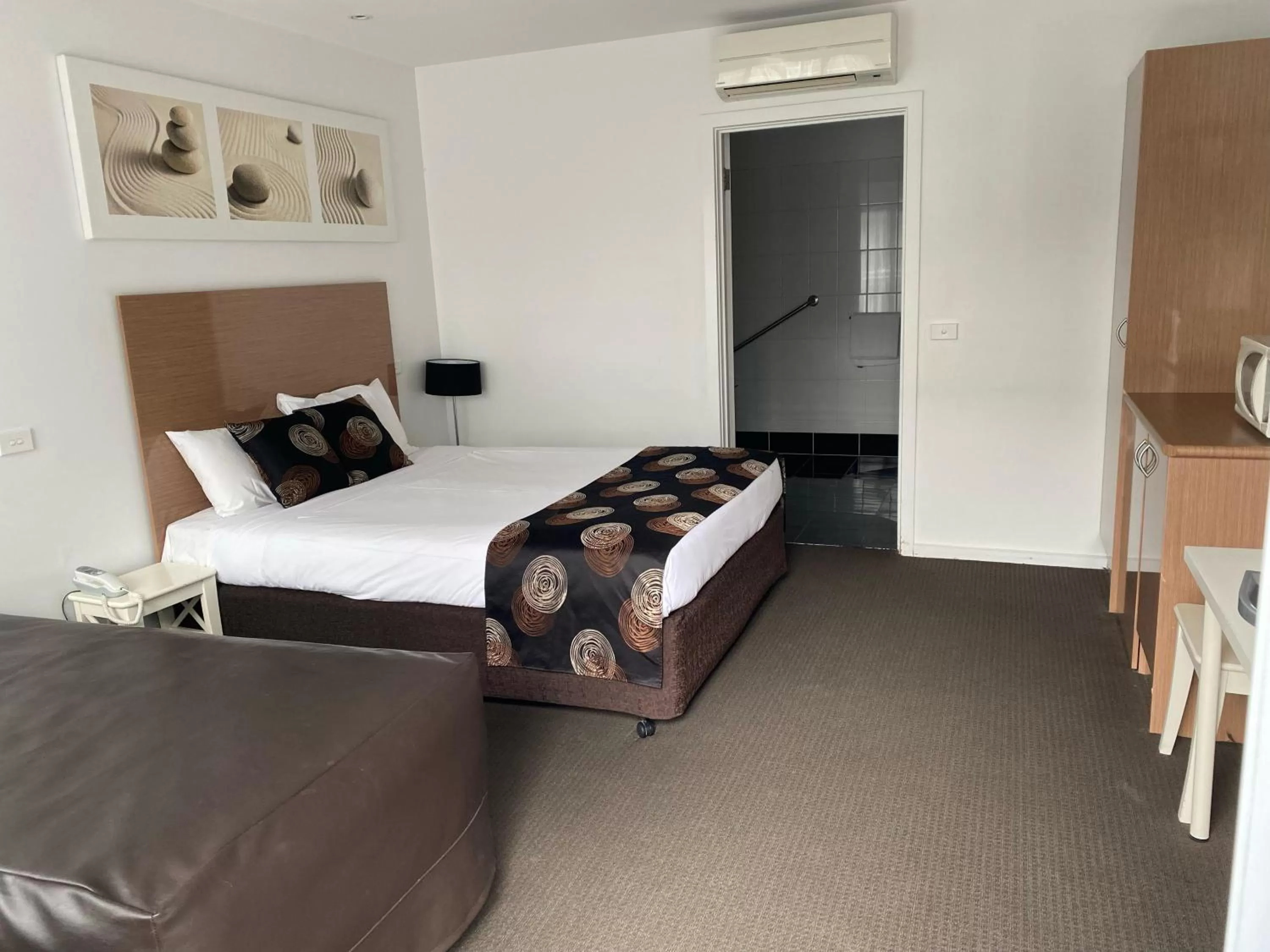 Bed in Belmercer Motel