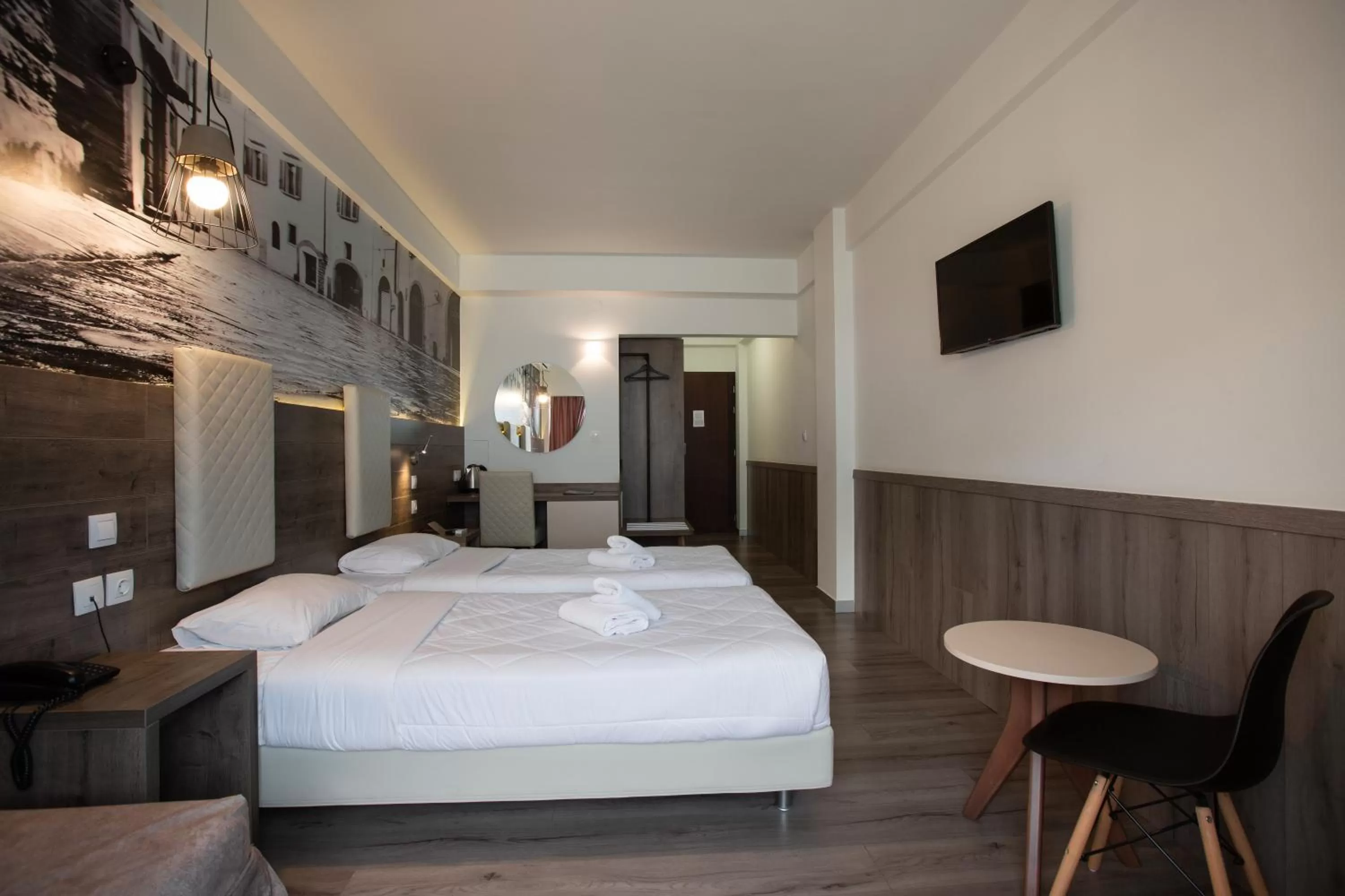 Photo of the whole room, Bed in Metropolitan