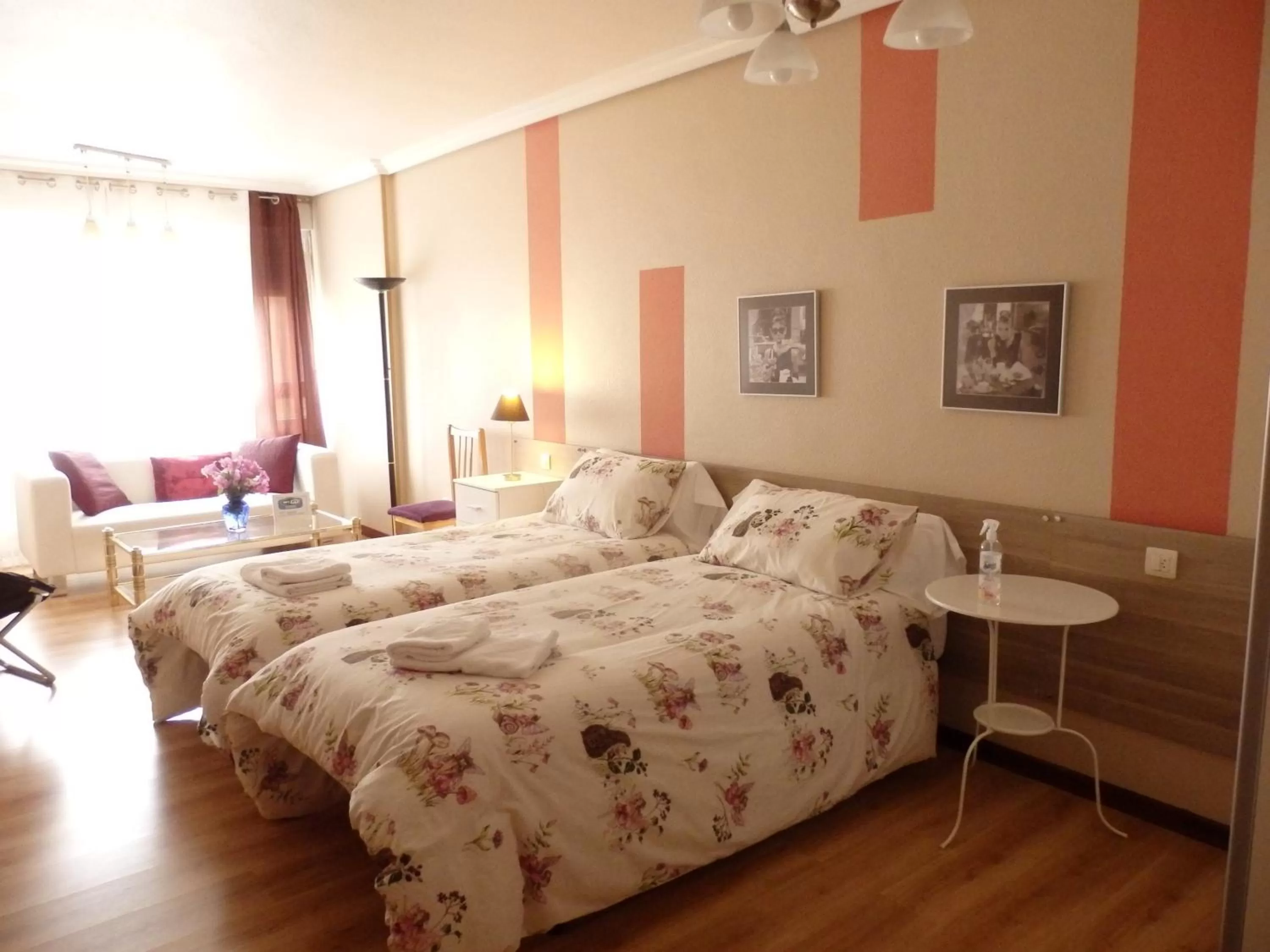 Day, Bed in Alojamientos Iruña