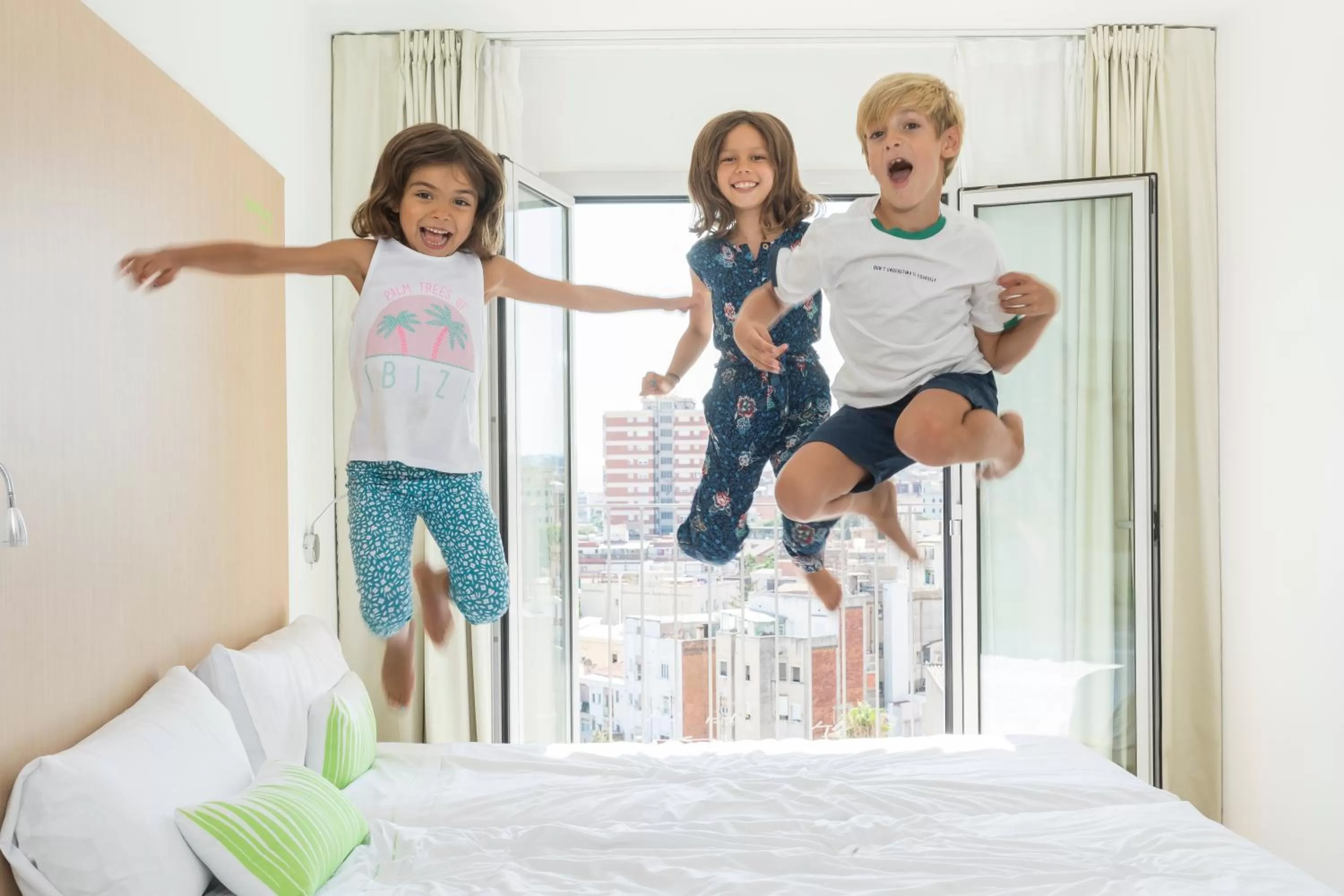 Family, Bed in SmartRoom Barcelona