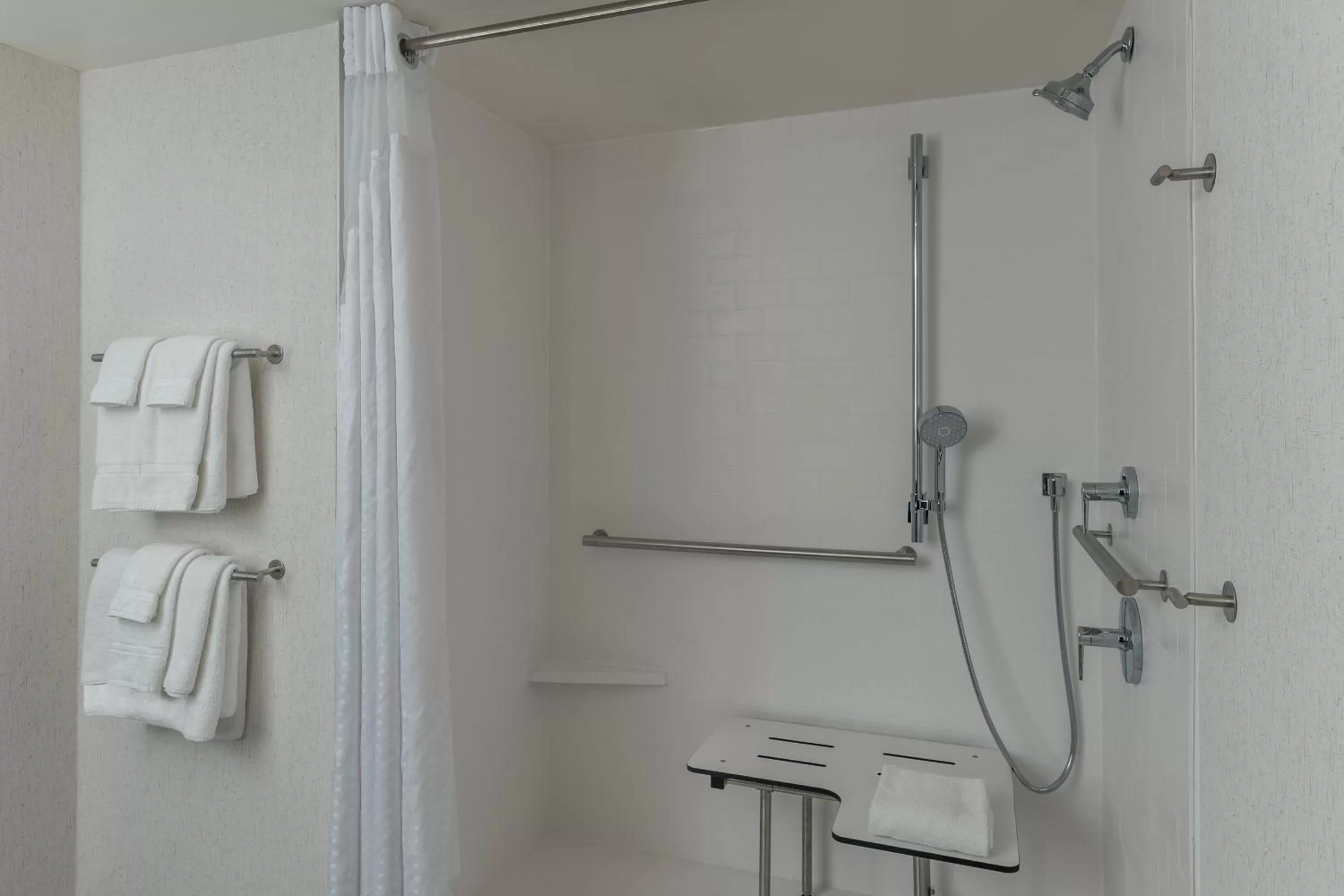 King Bed WC accessible - Pet Friendly in Holiday Inn Kingston - Waterfront by IHG