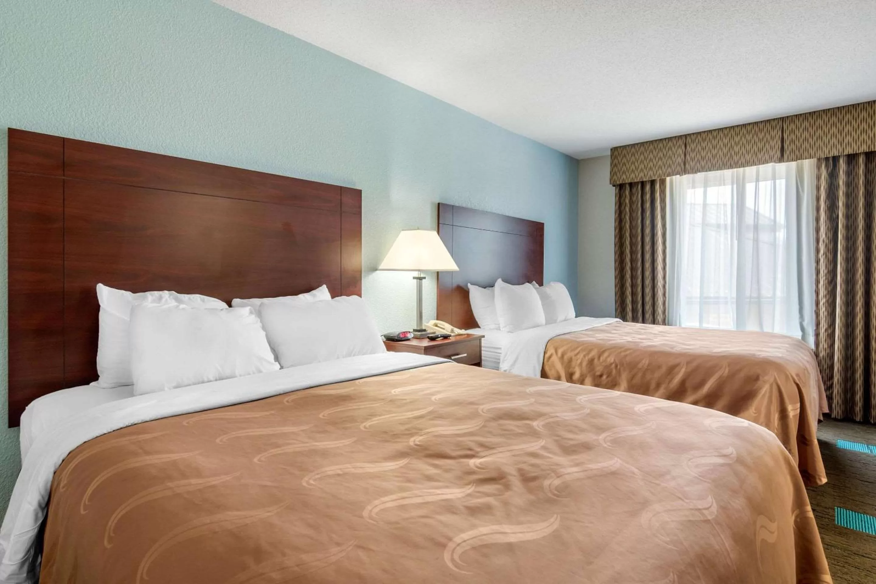 Photo of the whole room in Quality Suites Kansas City International Airport