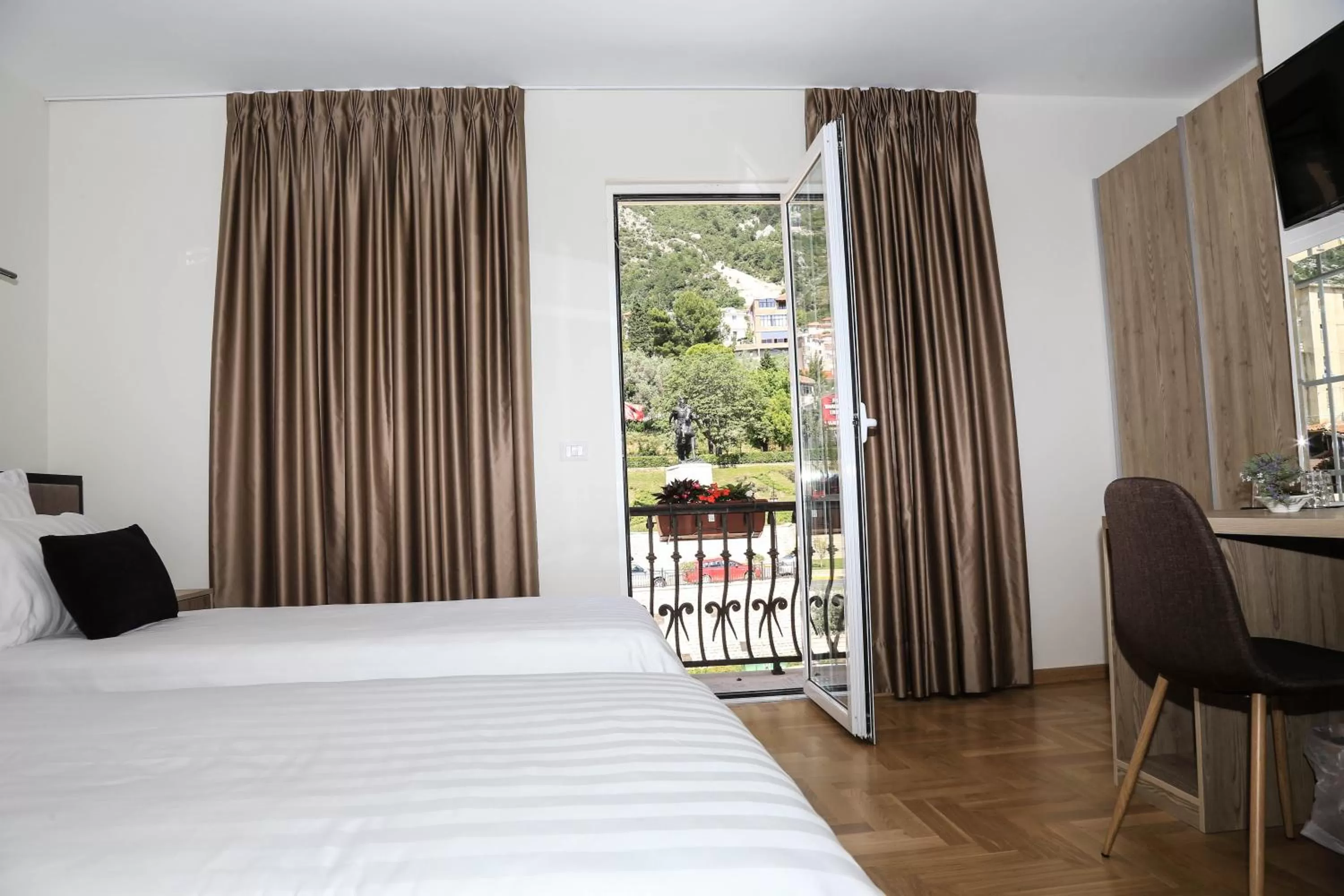 Photo of the whole room in Mervin Hotel